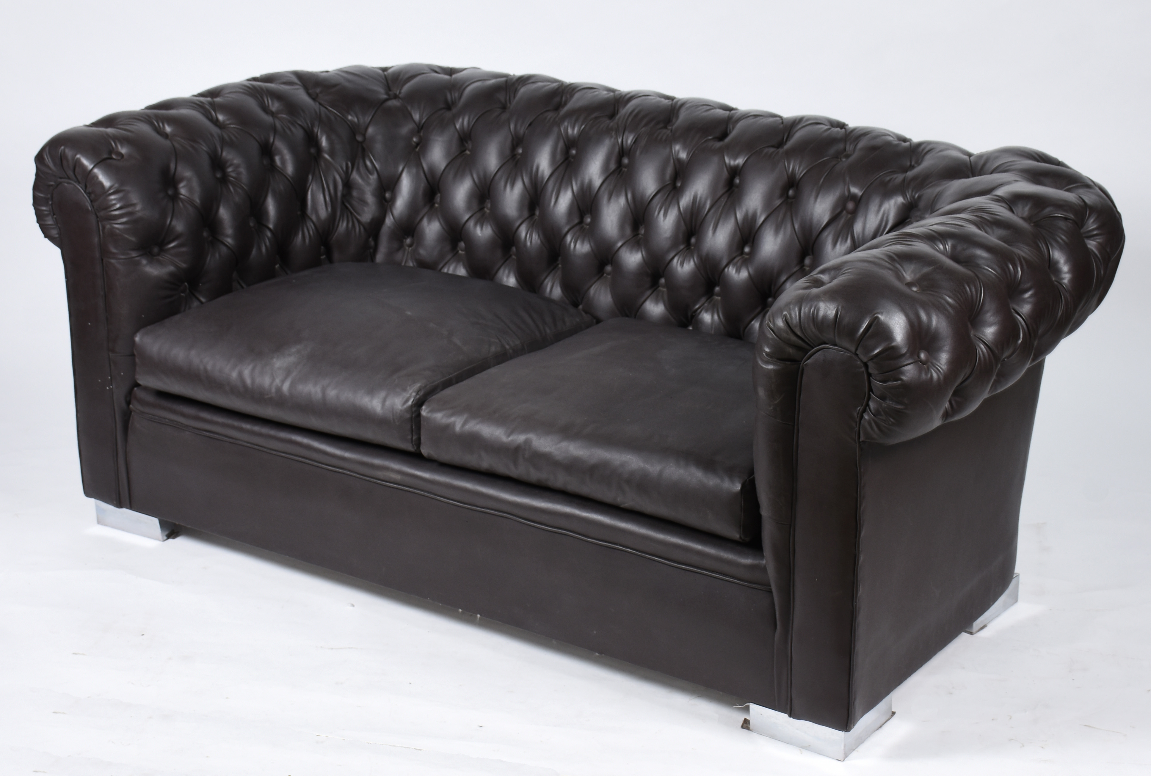 Sofá de couro sintético estilo ingles Chesterfield, duas almofadas... - foto 1 de 4