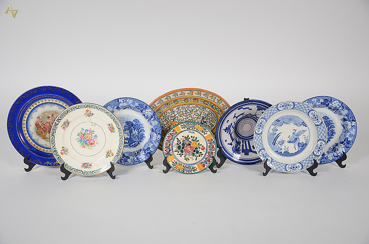 Oito pratos diversos de porcelana. Diâmetros de 18 cm à 27 cm e um...