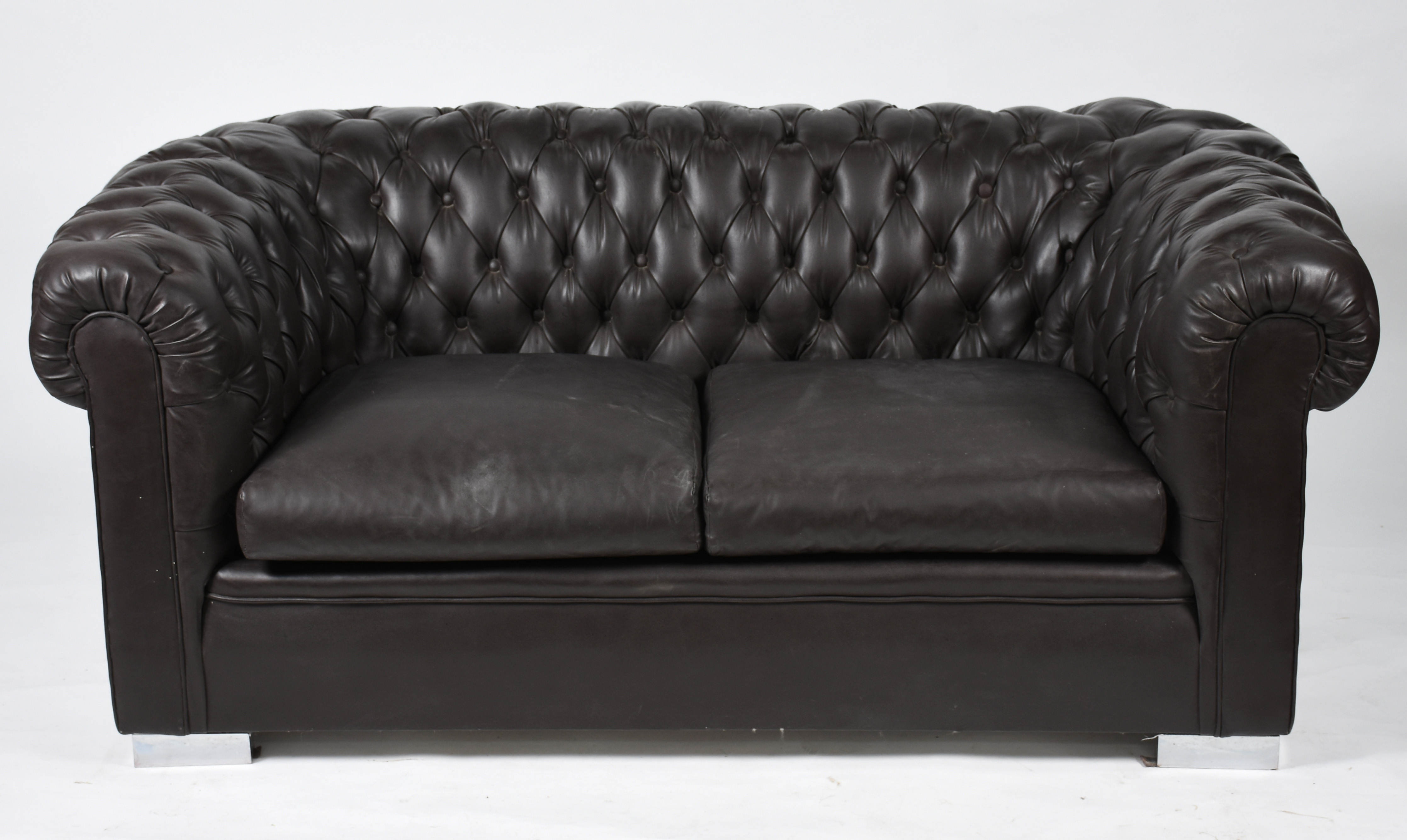 Sofá de couro sintético estilo ingles Chesterfield, duas almofadas... - foto 2 de 4
