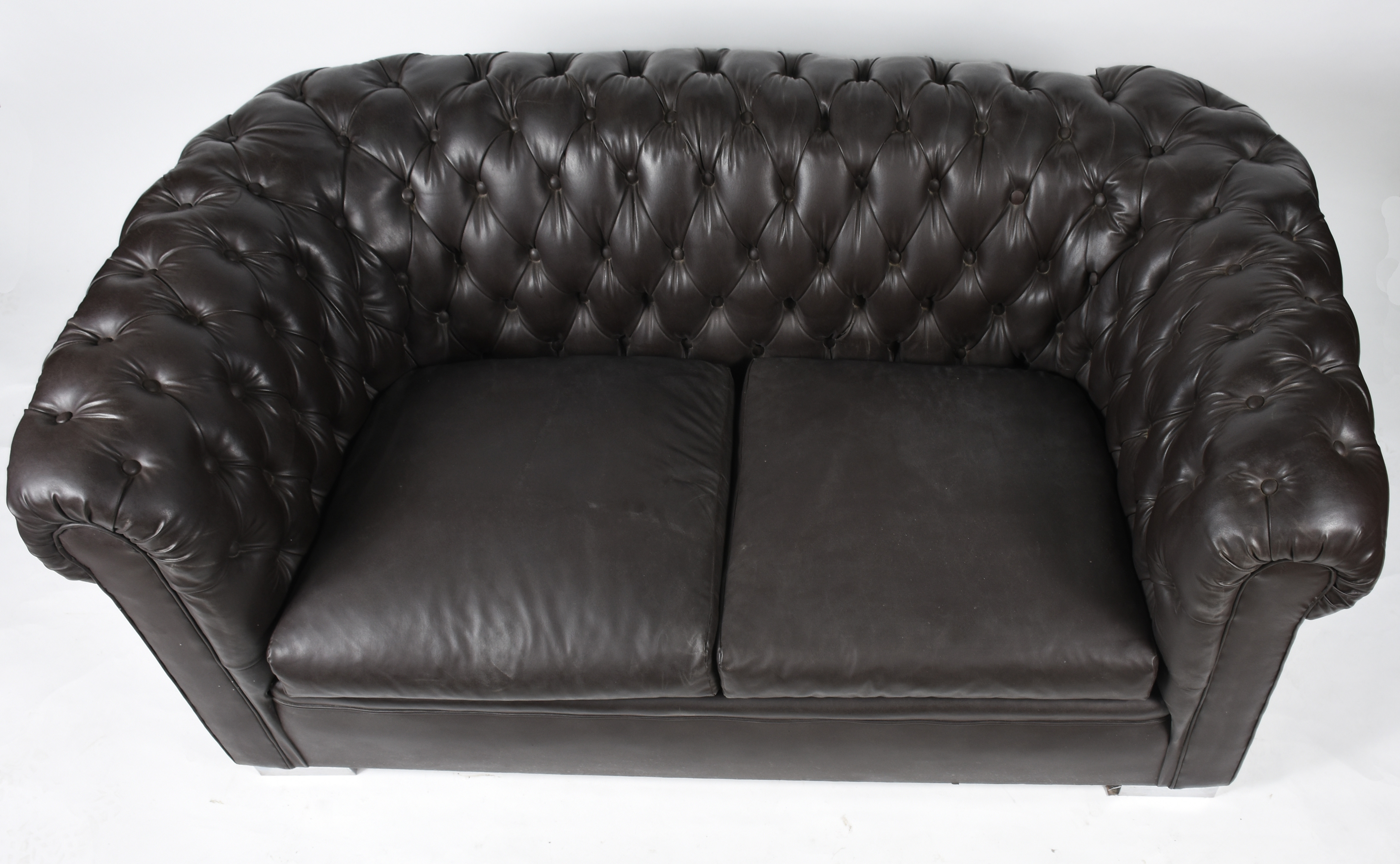 Sofá de couro sintético estilo ingles Chesterfield, duas almofadas... - foto 3 de 4