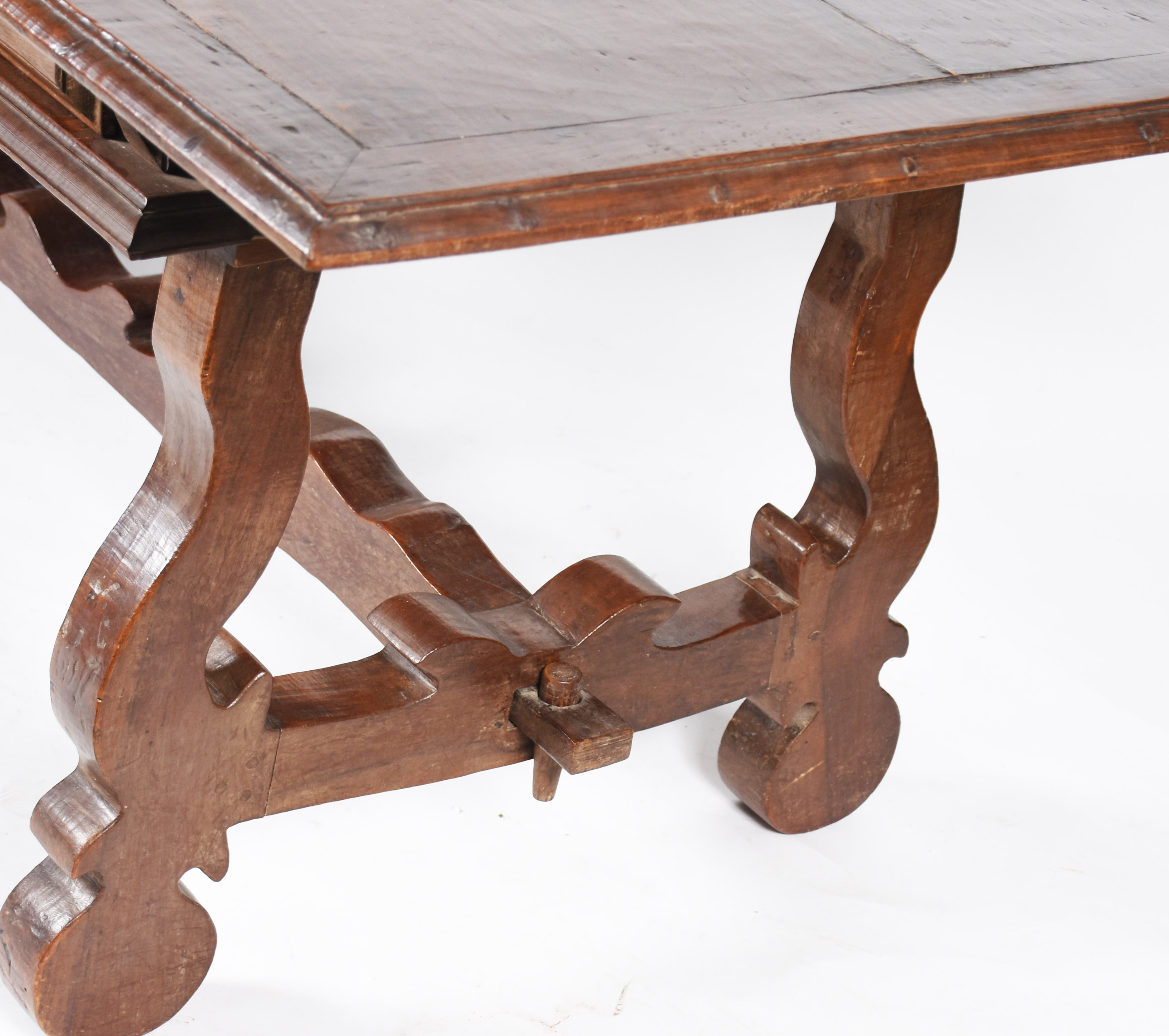 Mesa de madeira nobre estilo colonial, tampo retangular com duas... - foto 5 de 6
