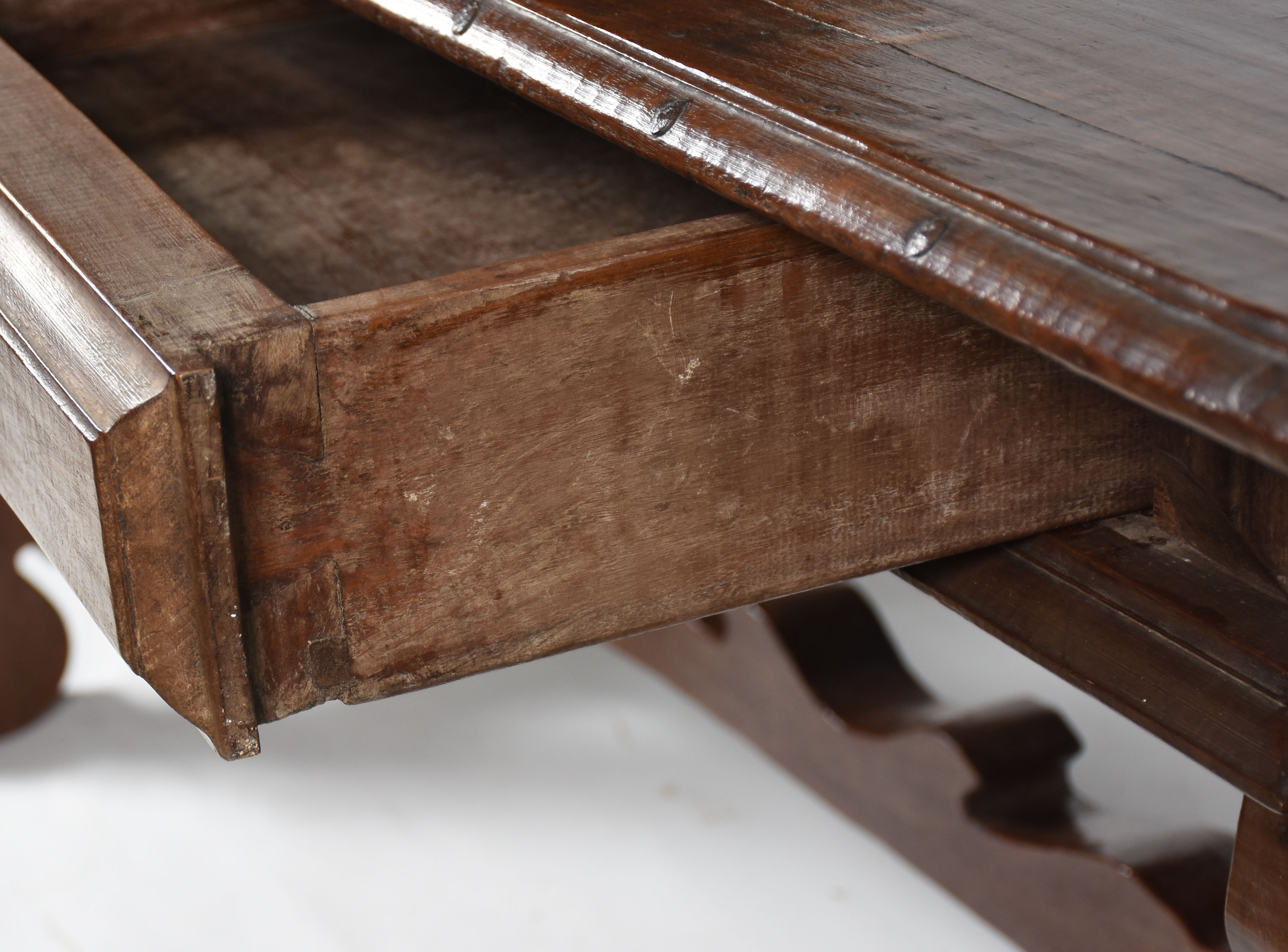 Mesa de madeira nobre estilo colonial, tampo retangular com duas... - foto 6 de 6