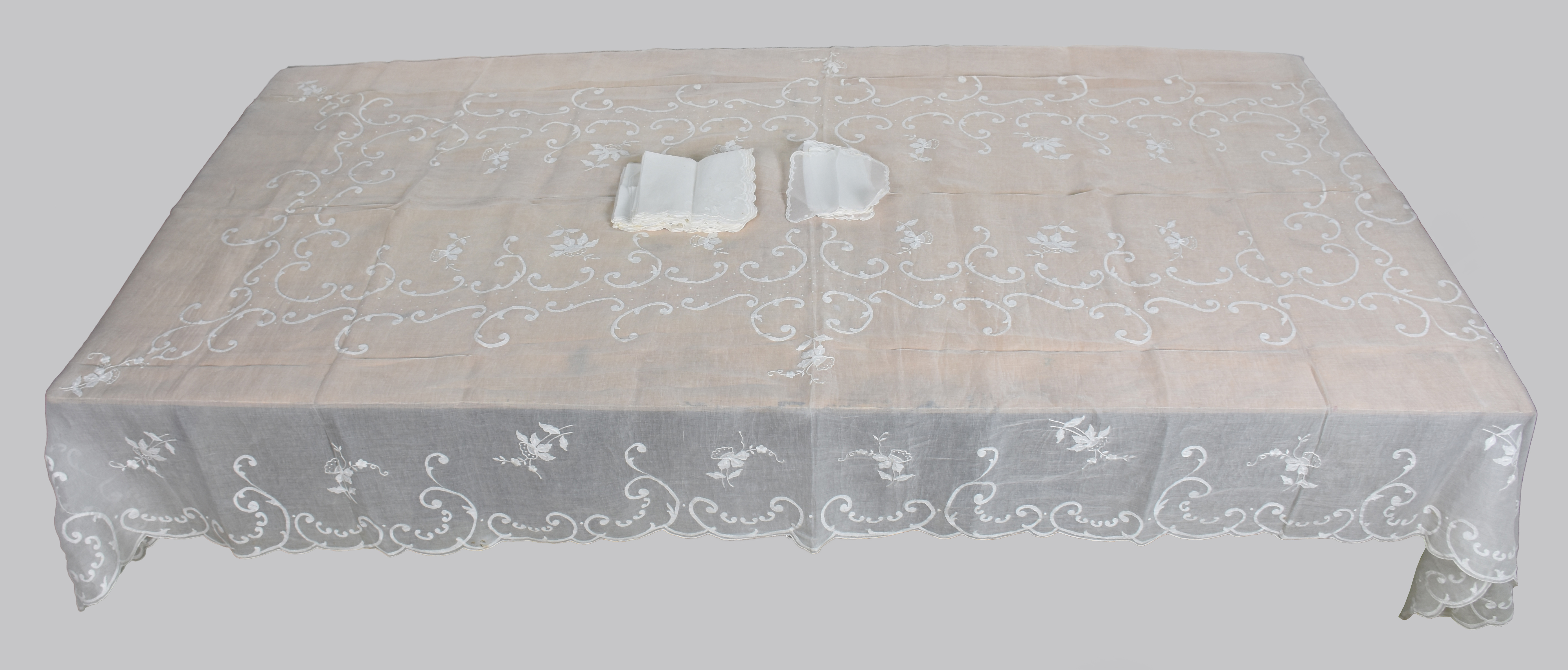Toalha de mesa de organza com bordados, acompanham 10 guardanapos... - foto 1 de 2
