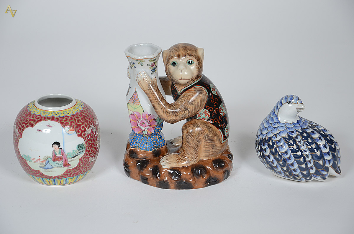 Três peças de porcelana chinesa diversas, sendo: um vaso com macaco... - foto 1 de 2