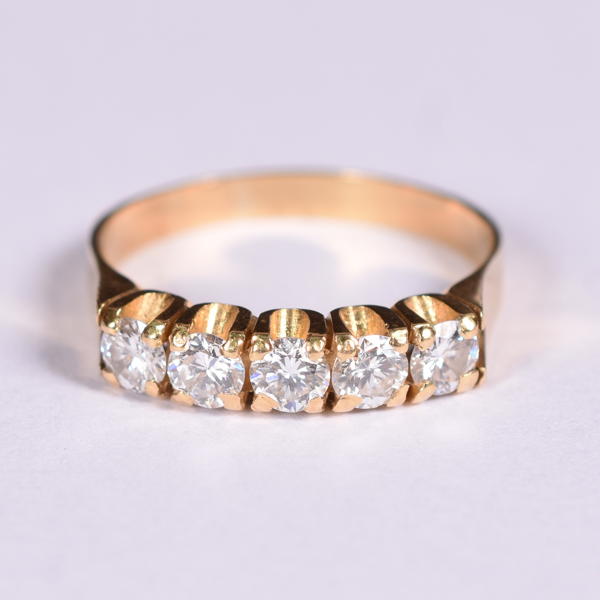 Anel de ouro amarelo 18 k com 5 brilhantes de aproximadamente 0,25 ct... - foto 1 de 3