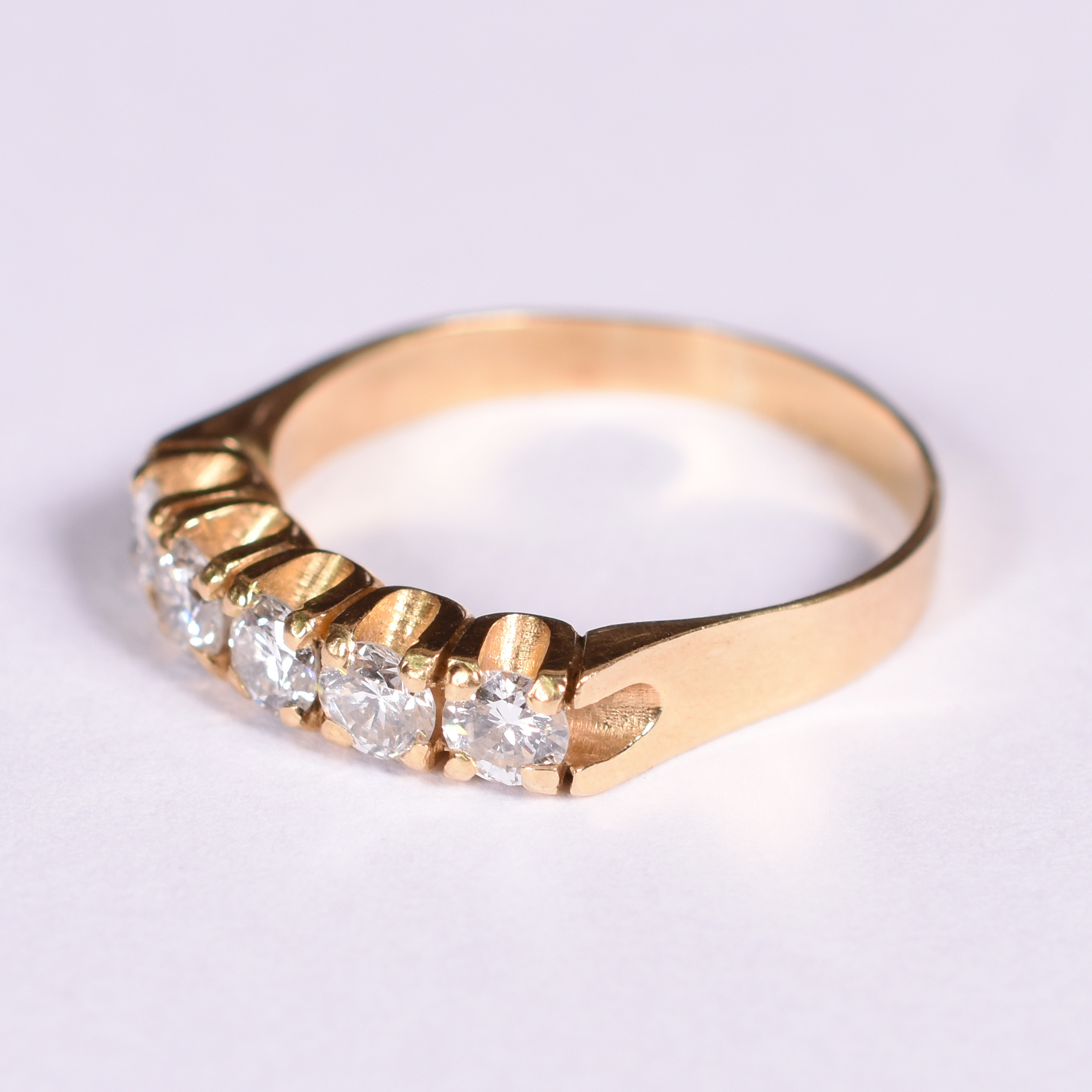 Anel de ouro amarelo 18 k com 5 brilhantes de aproximadamente 0,25 ct... - foto 2 de 3