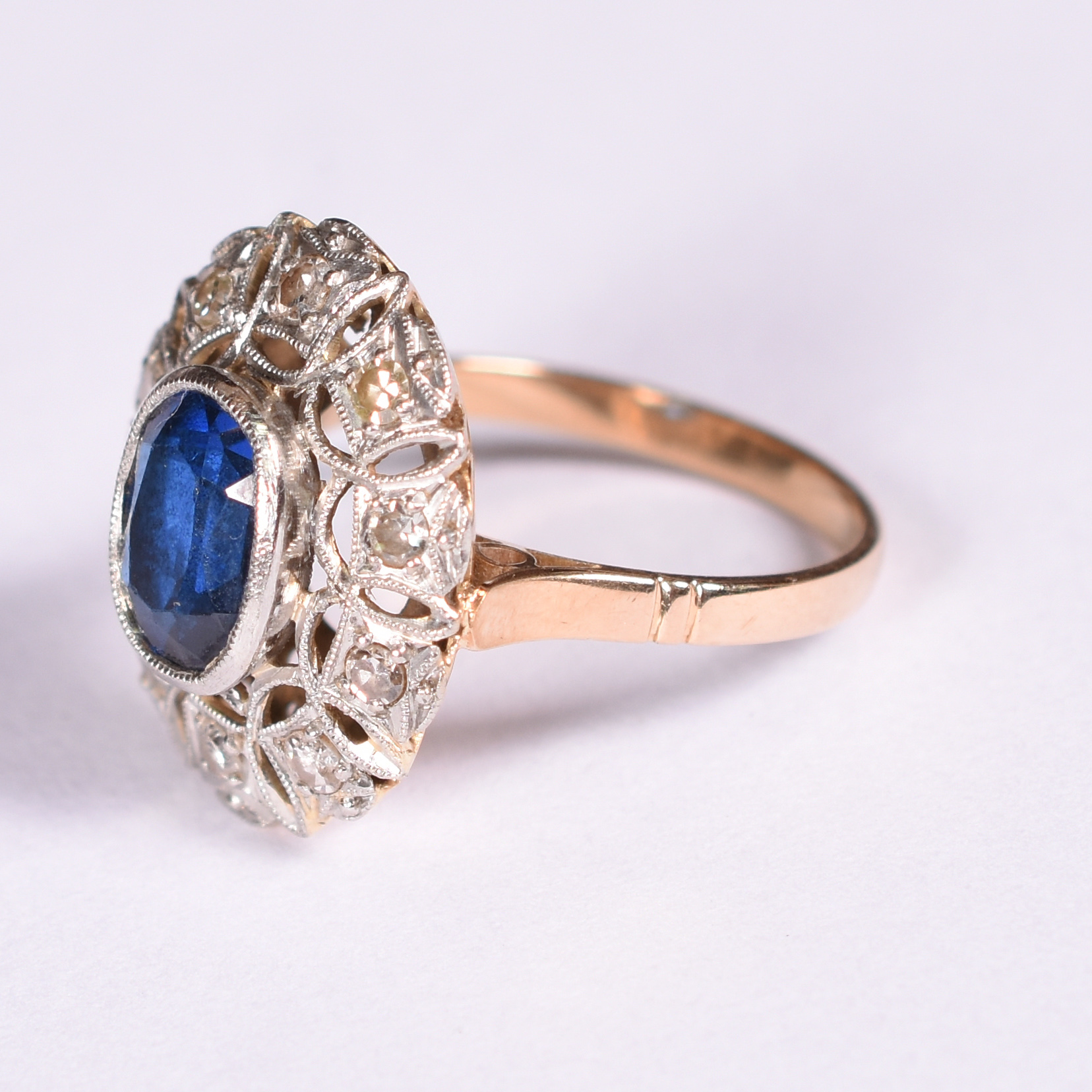 Antigo anel de ouro 18 k , platina, 12 brilhantes, safira azul. Aro... - foto 2 de 3
