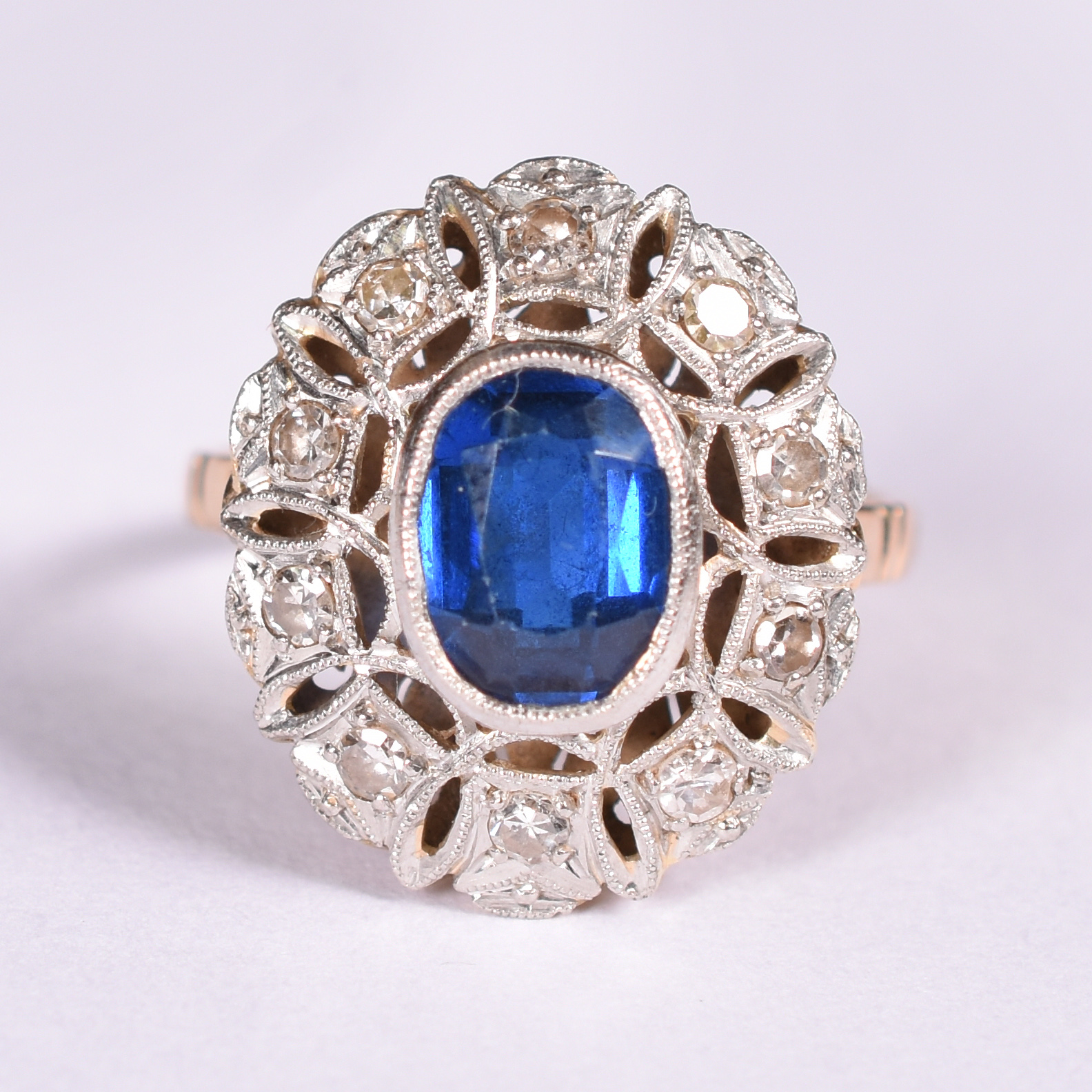 Antigo anel de ouro 18 k , platina, 12 brilhantes, safira azul. Aro... - foto 1 de 3
