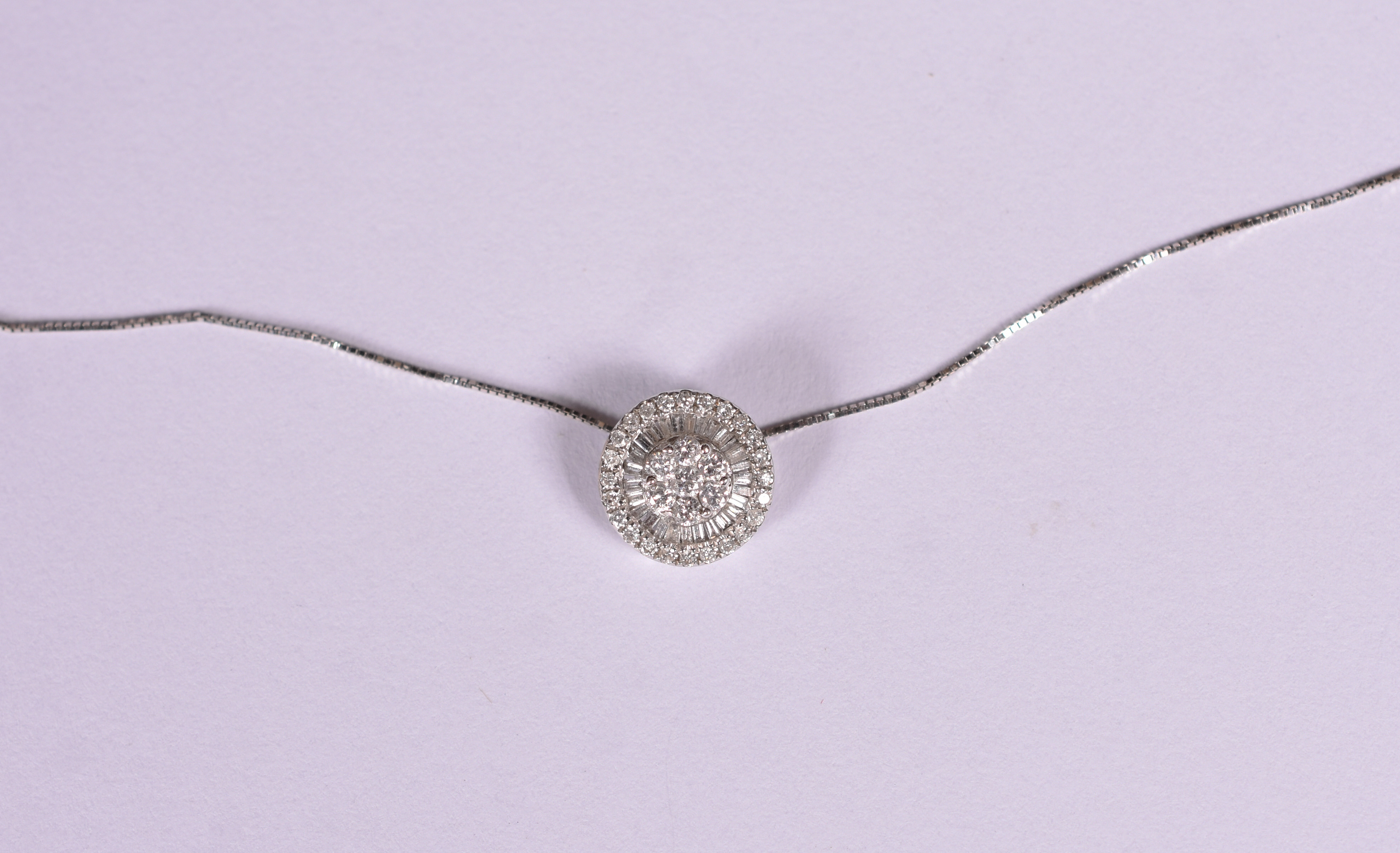 Colar de ouro branco 18 k com brilhantes minúsculos. (Por questão de... - foto 1 de 4