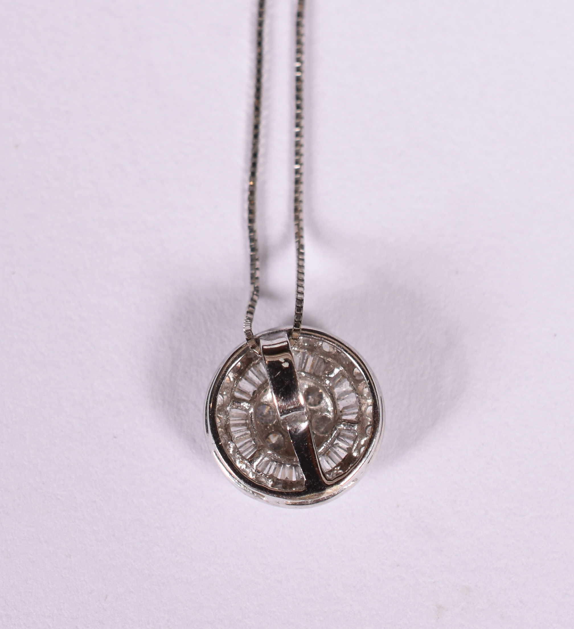 Colar de ouro branco 18 k com brilhantes minúsculos. (Por questão de... - foto 3 de 4