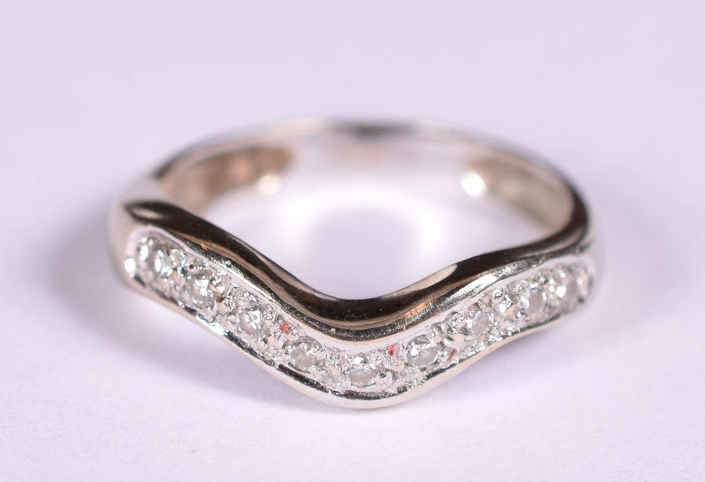 Anel de ouro branco 18 k com 10 brilhantes. Aro 15. (Por questão de... - foto 1 de 4