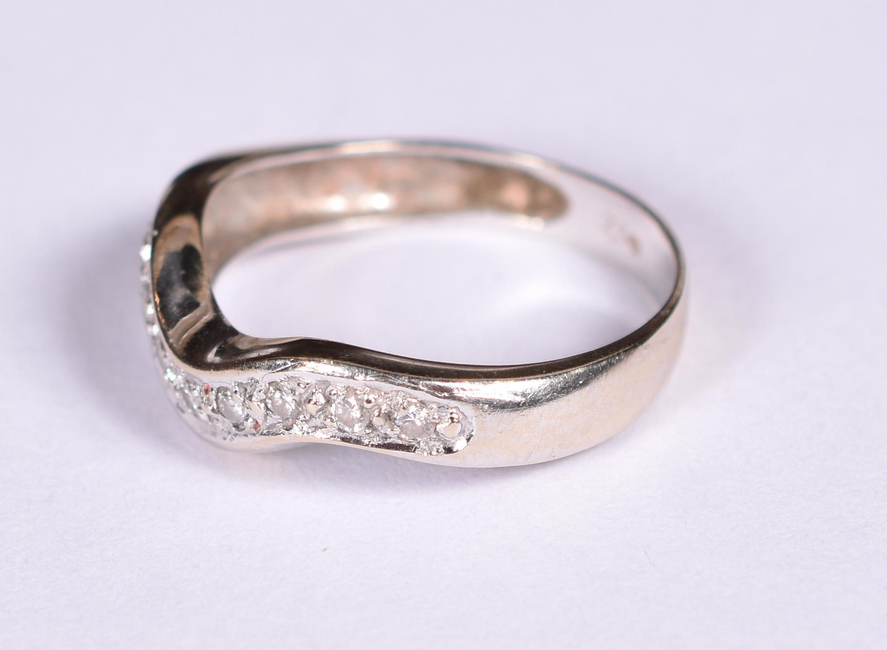Anel de ouro branco 18 k com 10 brilhantes. Aro 15. (Por questão de... - foto 2 de 4