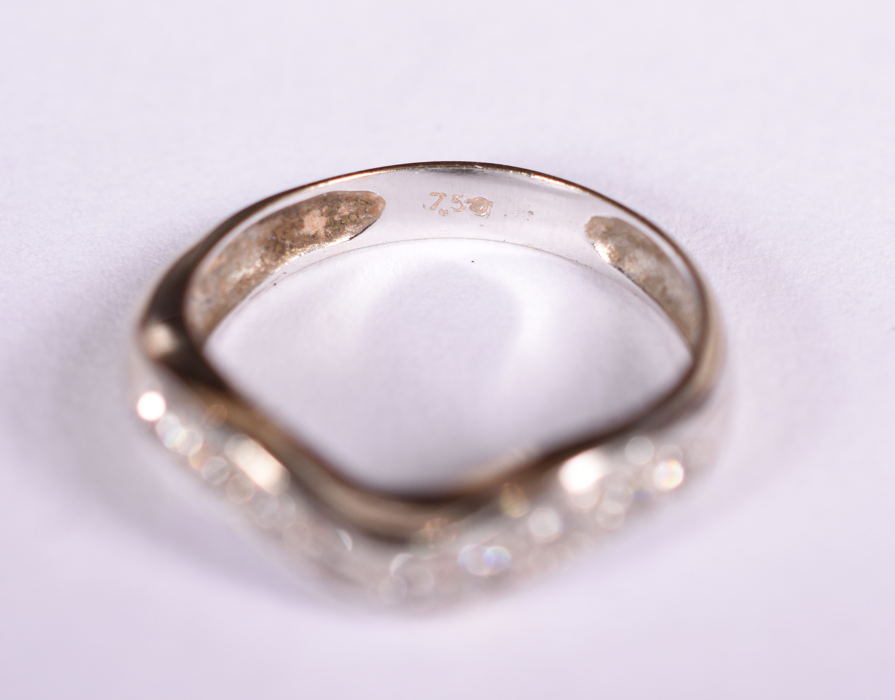 Anel de ouro branco 18 k com 10 brilhantes. Aro 15. (Por questão de... - foto 3 de 4