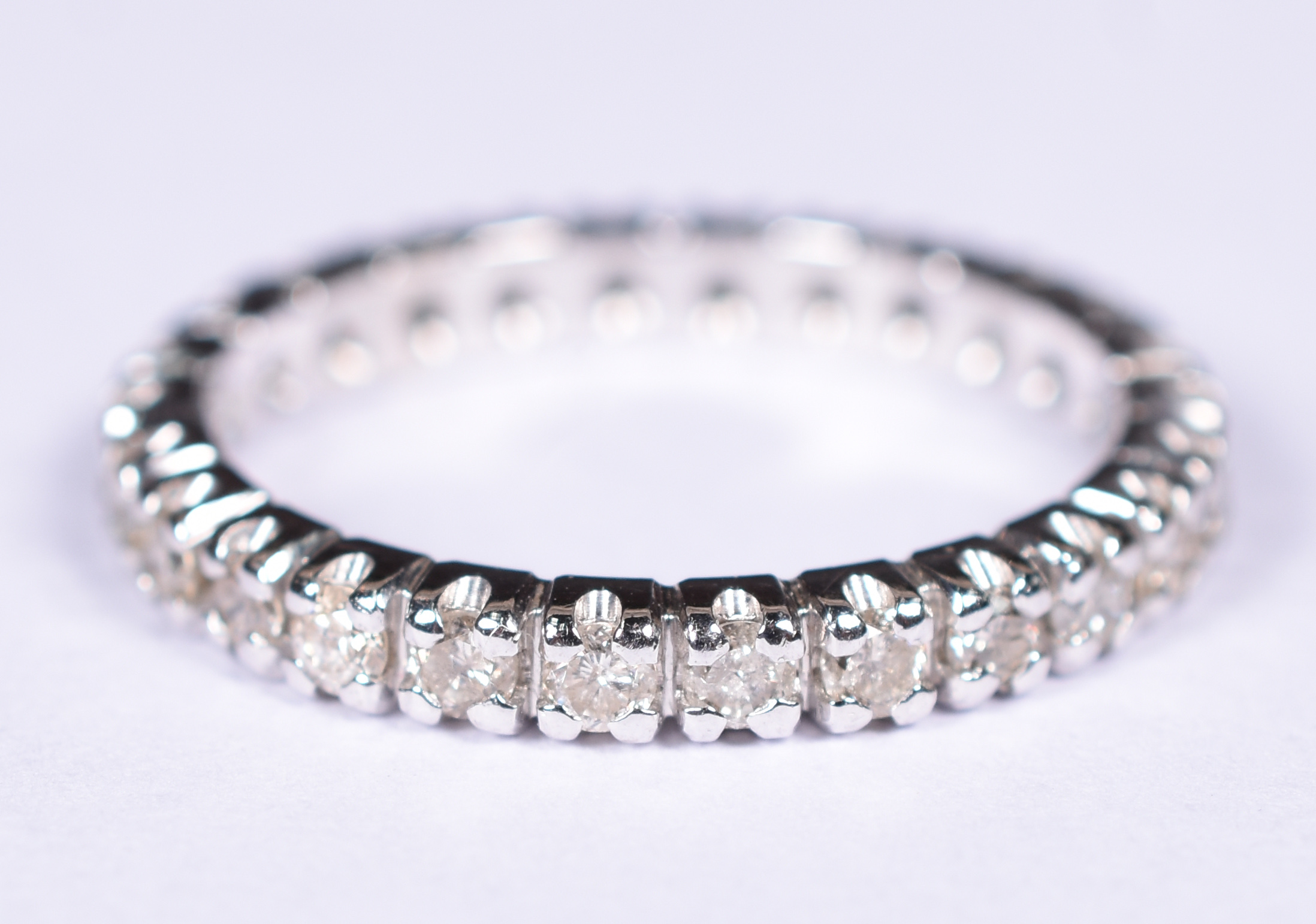Aliança completa de ouro branco 18 k, 25 brilhantes de 0,5 ct cada... - foto 1 de 3
