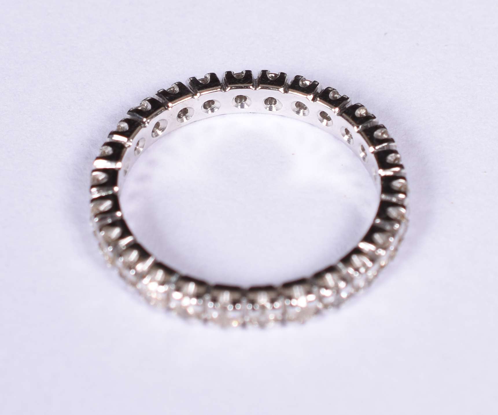 Aliança completa de ouro branco 18 k, 25 brilhantes de 0,5 ct cada... - foto 2 de 3