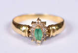 Anel de ouro amarelo 18 k, 10 brilhantes e pedr... - Anel de ouro amarelo 18 k, 10 brilhantes e pedra verde. Aro 17. (Por questão de segurança a peça não se encontra na loja).