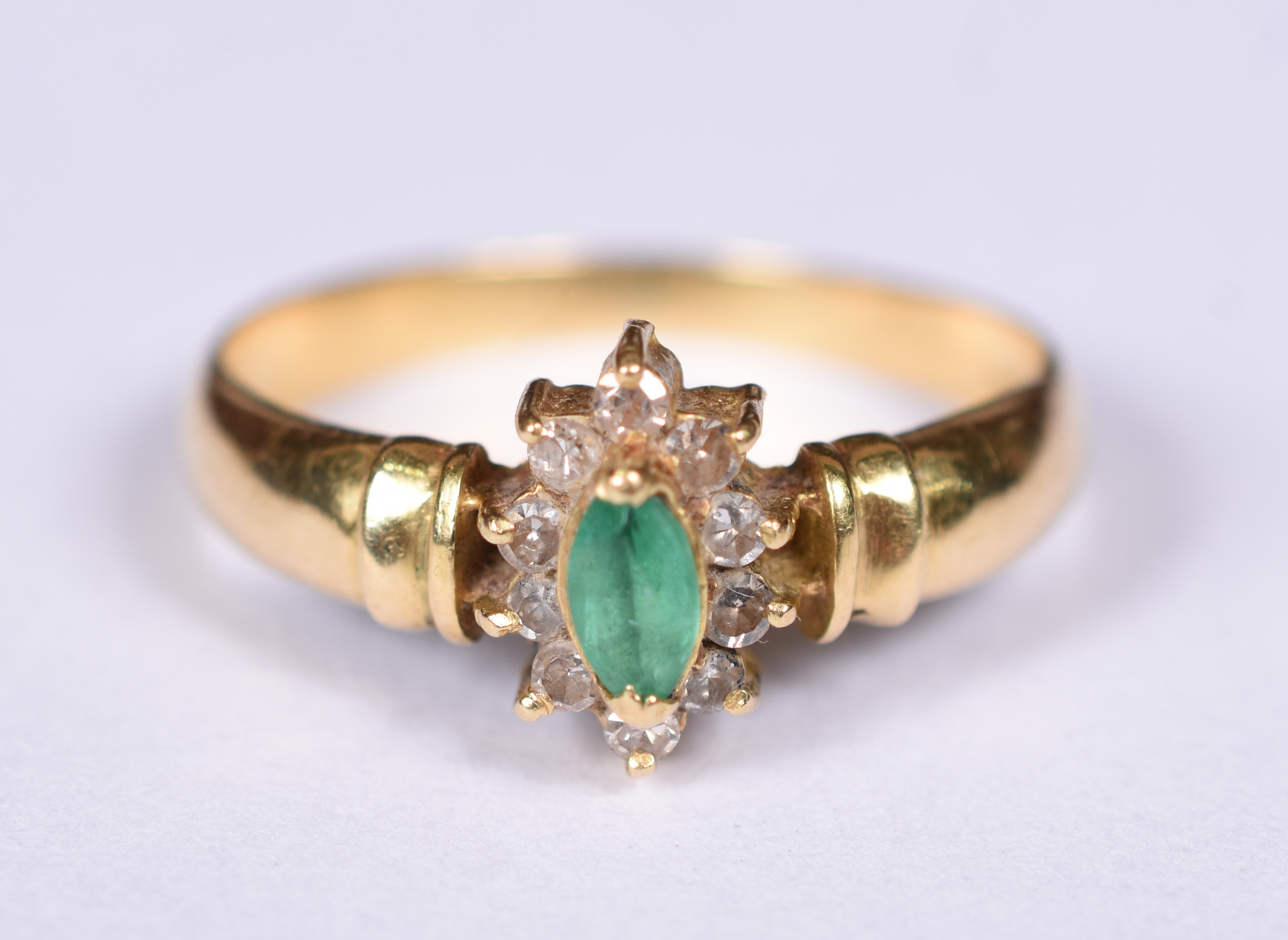 Anel de ouro amarelo 18 k, 10 brilhantes e pedra verde. Aro 17. (Por... - foto 1 de 4