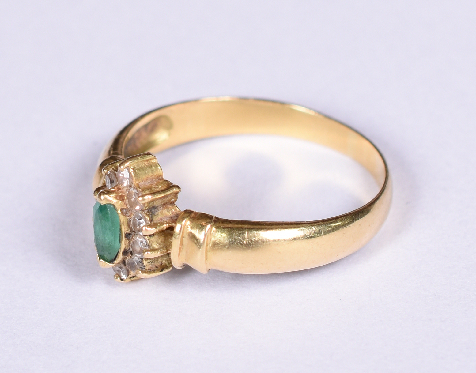 Anel de ouro amarelo 18 k, 10 brilhantes e pedra verde. Aro 17. (Por... - foto 2 de 4