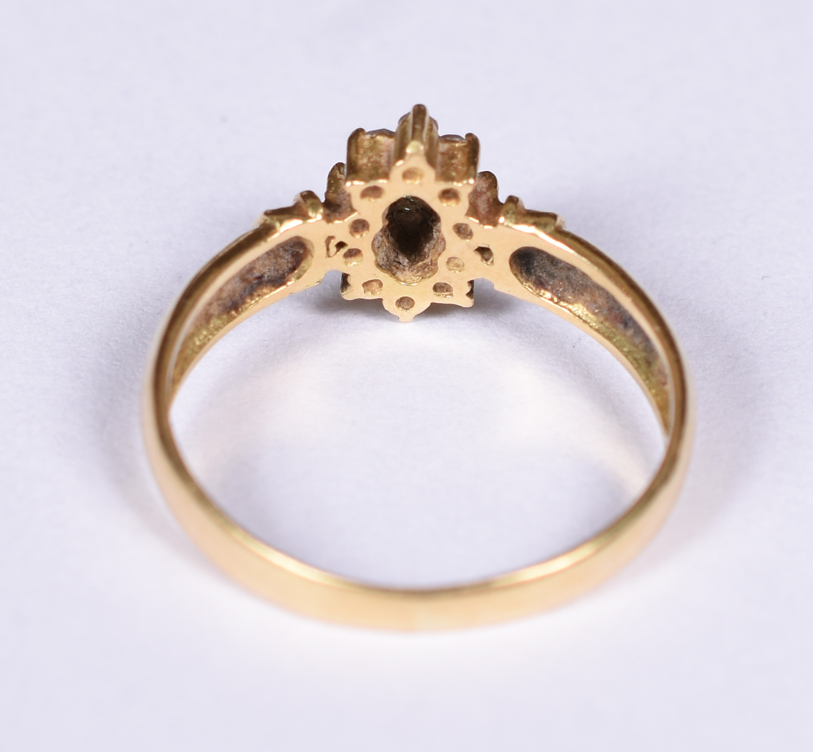 Anel de ouro amarelo 18 k, 10 brilhantes e pedra verde. Aro 17. (Por... - foto 3 de 4