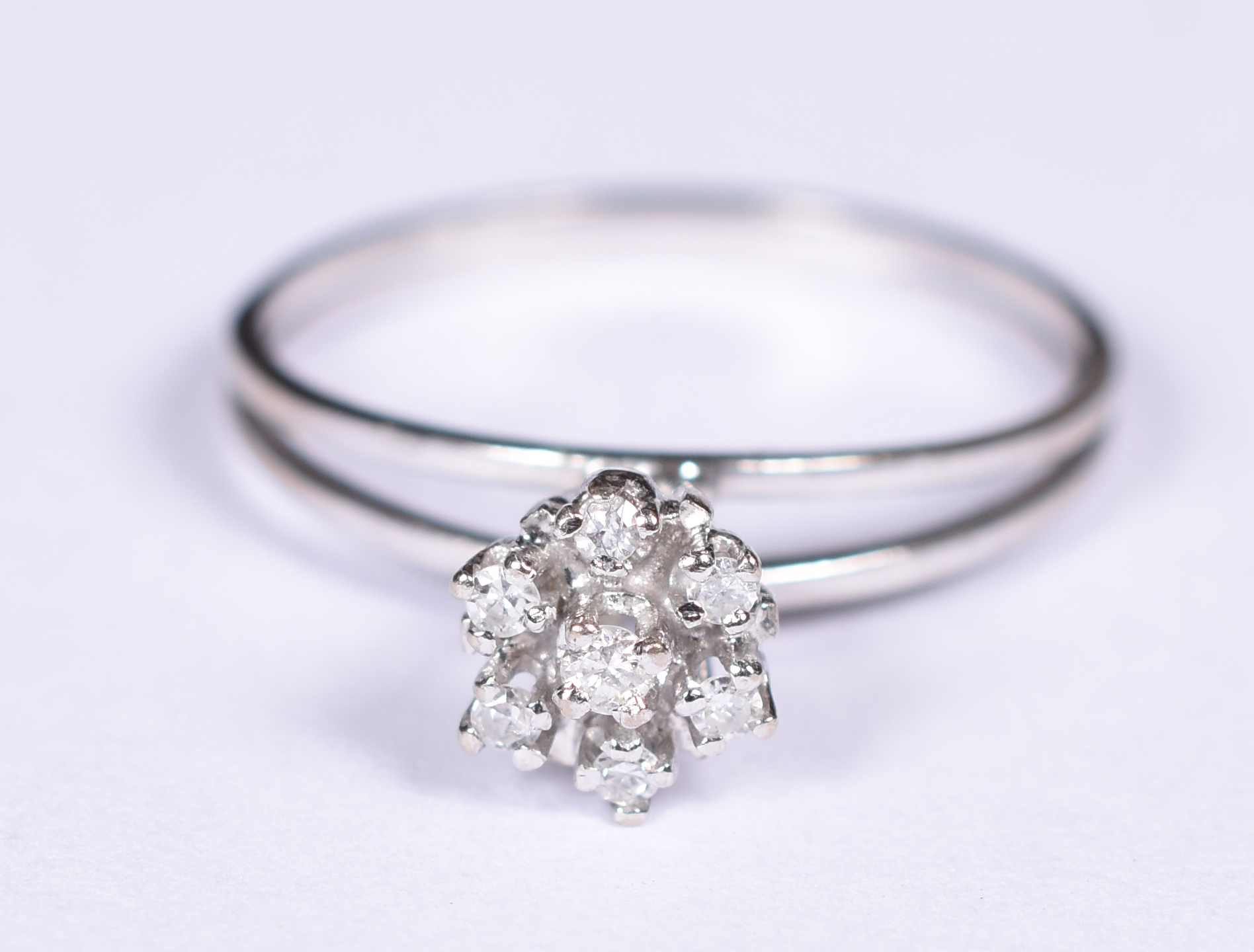 Anel de ouro branco 18 k, 8 brilhantes tipo chuveiro. Aro 18. (Por... - foto 1 de 3
