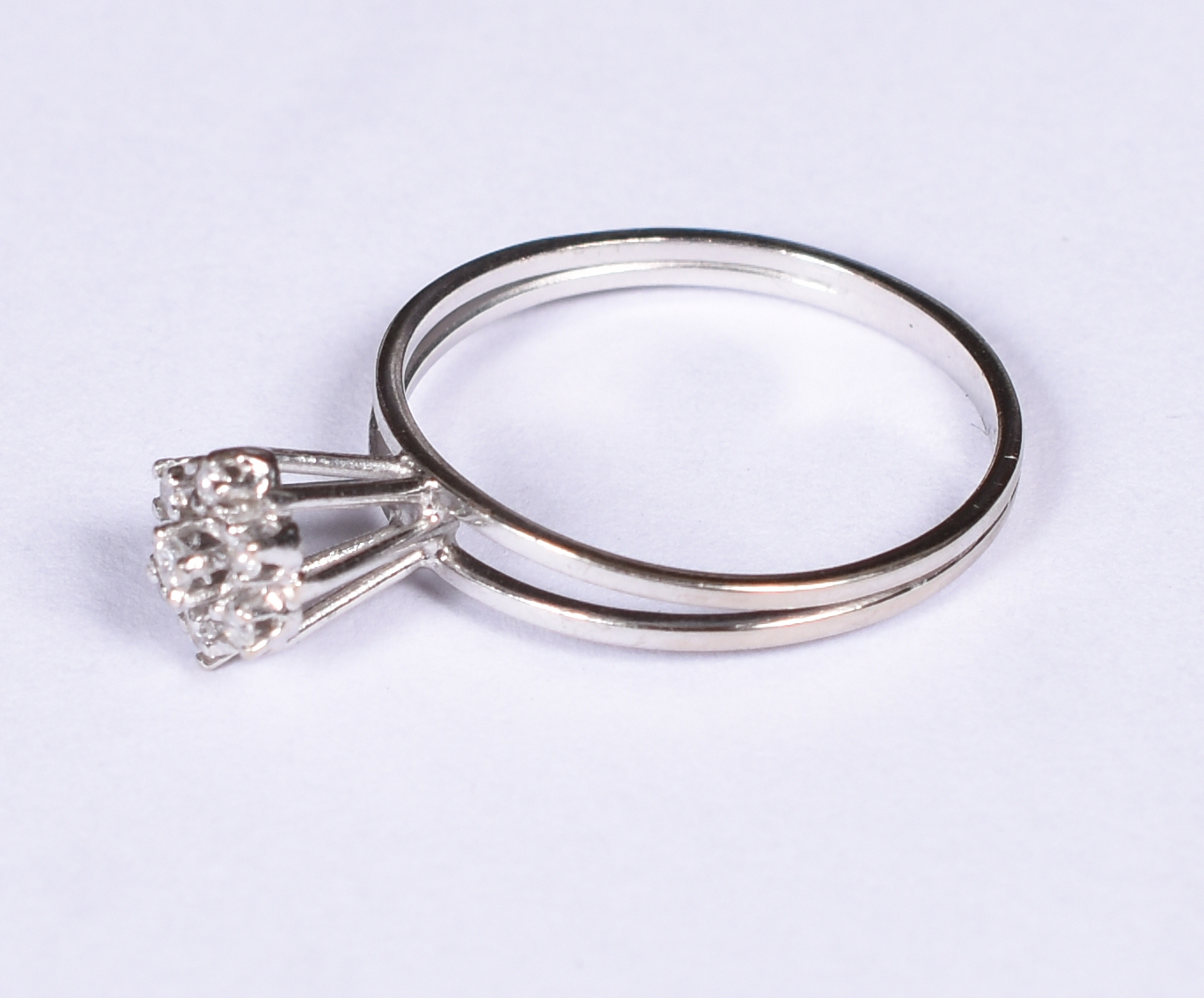 Anel de ouro branco 18 k, 8 brilhantes tipo chuveiro. Aro 18. (Por... - foto 2 de 3