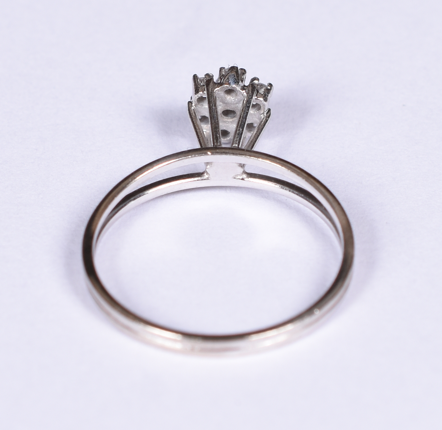 Anel de ouro branco 18 k, 8 brilhantes tipo chuveiro. Aro 18. (Por... - foto 3 de 3