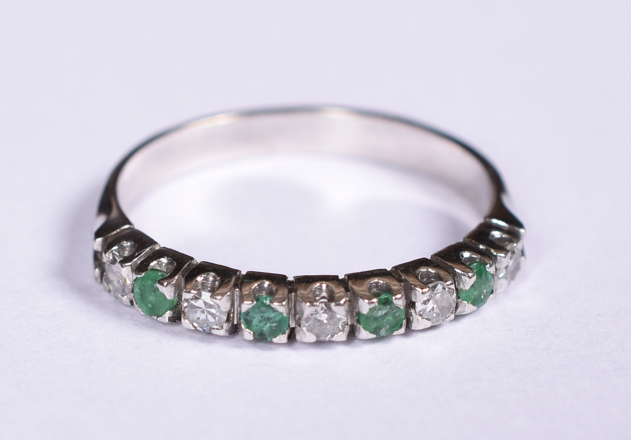 Anel de ouro branco 18 k. 5 brilhantes e 4 esmeraldas. Aro 15. (Por... - foto 1 de 4