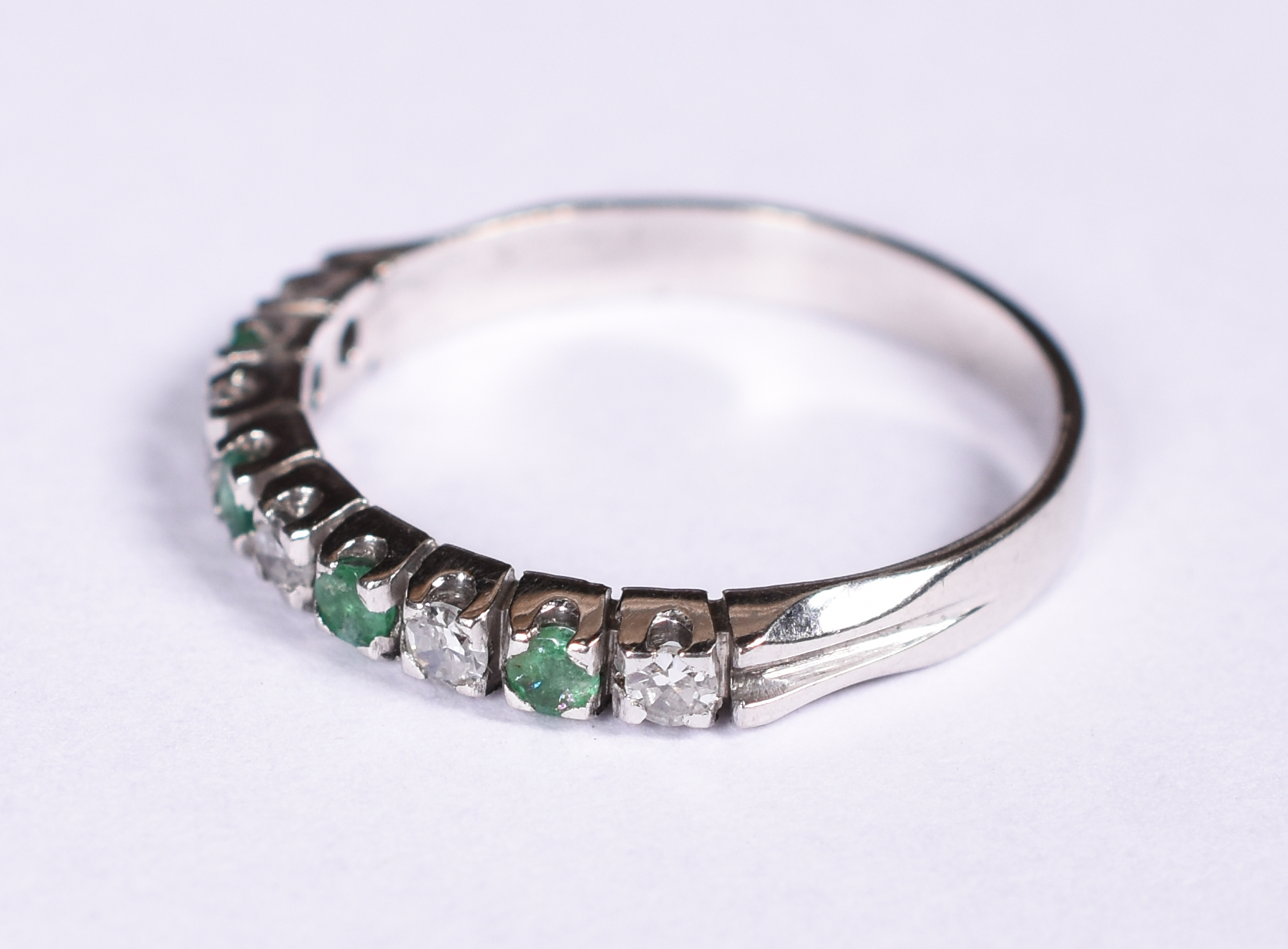 Anel de ouro branco 18 k. 5 brilhantes e 4 esmeraldas. Aro 15. (Por... - foto 2 de 4