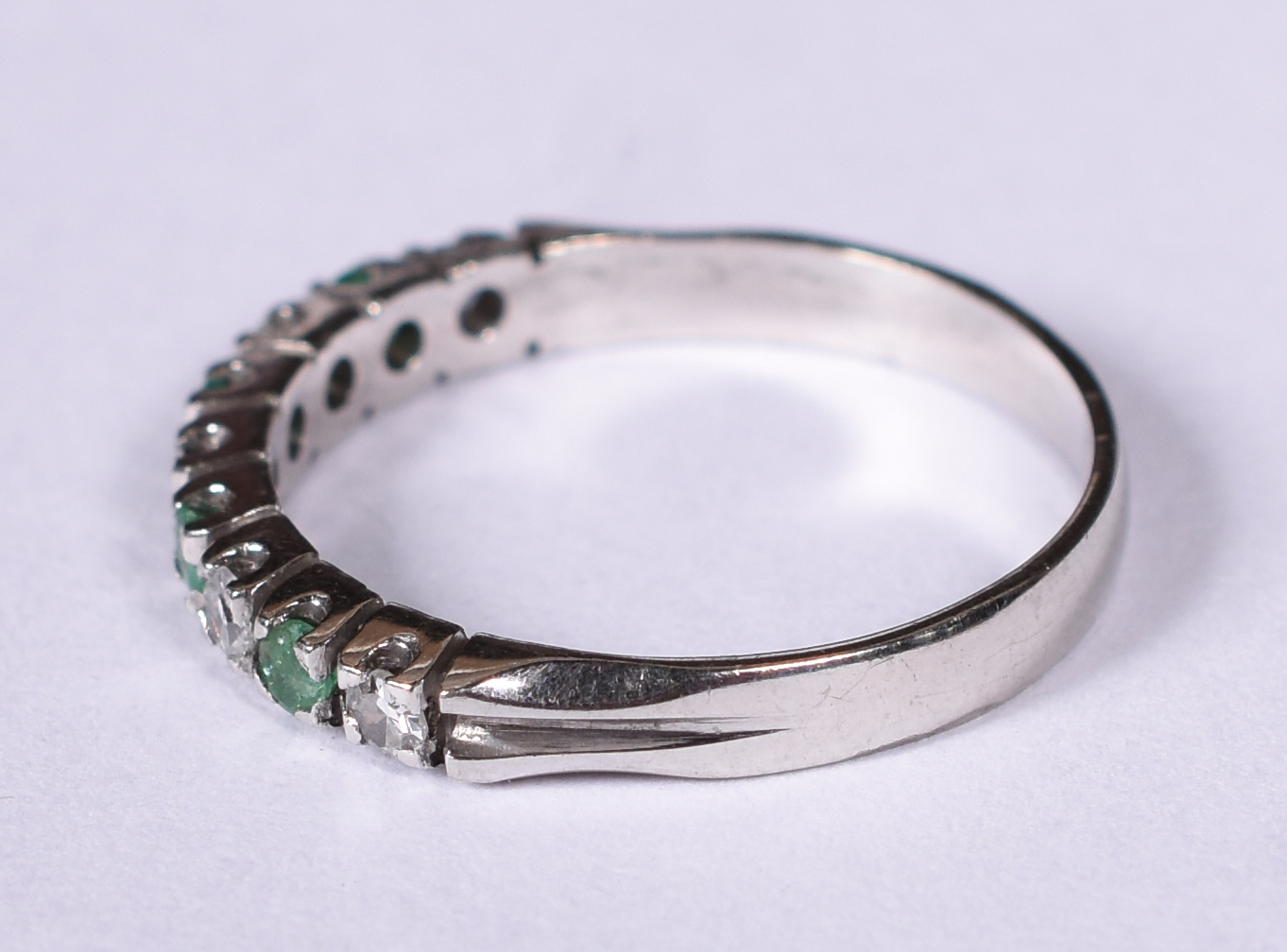 Anel de ouro branco 18 k. 5 brilhantes e 4 esmeraldas. Aro 15. (Por... - foto 3 de 4