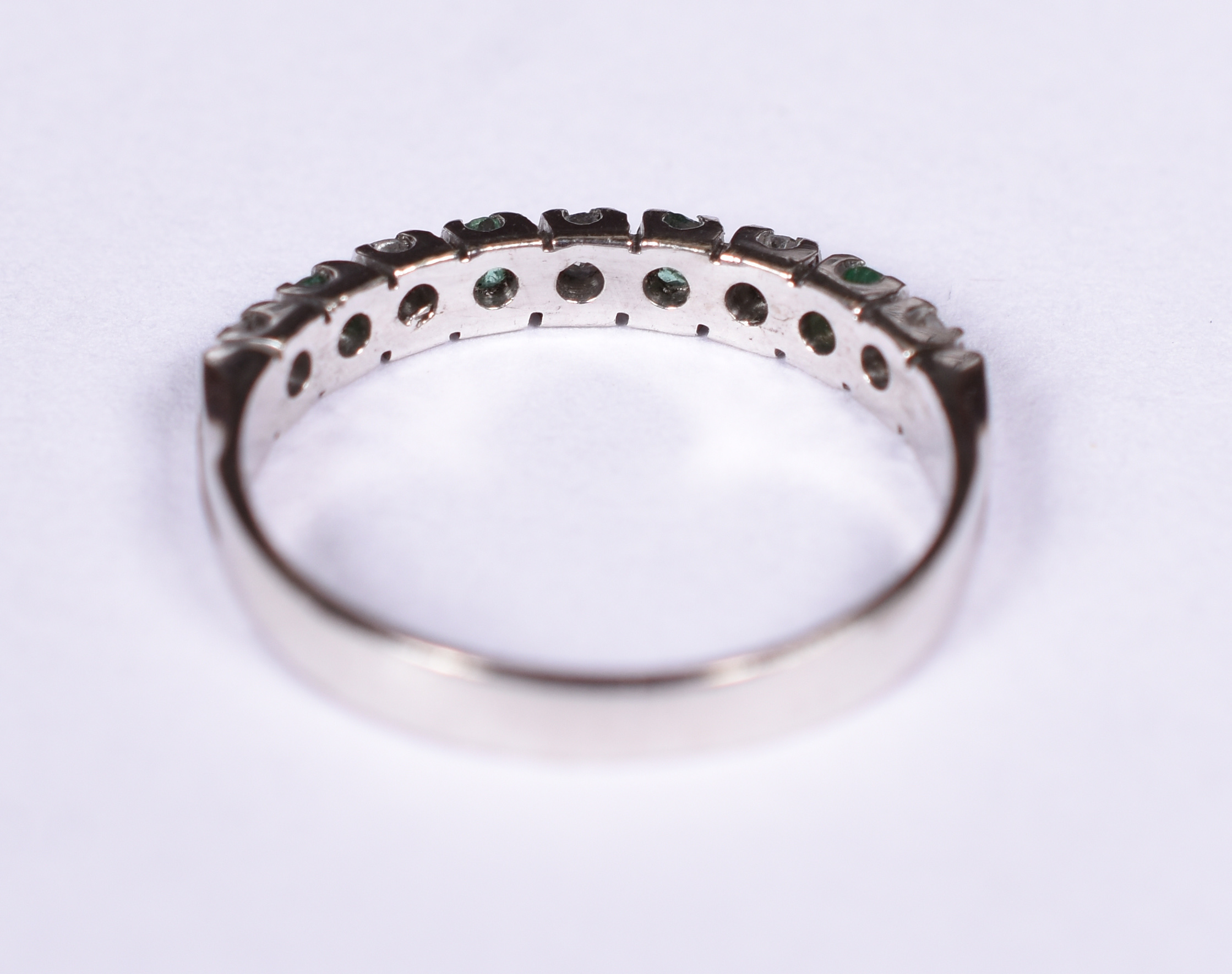 Anel de ouro branco 18 k. 5 brilhantes e 4 esmeraldas. Aro 15. (Por... - foto 4 de 4