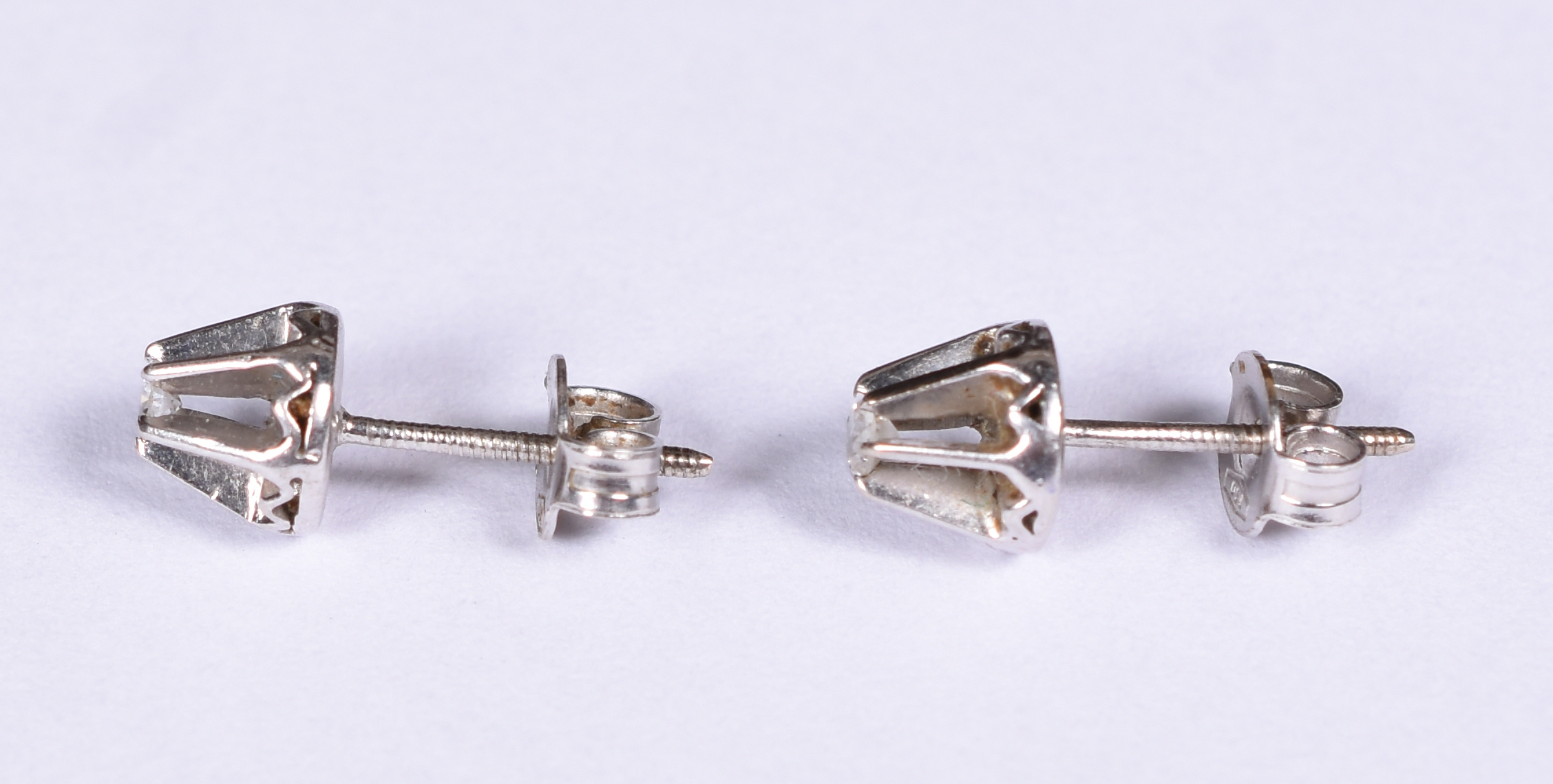 Par de brincos de ouro branco 18 k, 2 brilhante de 0,8 ct cada. (Por... - foto 2 de 3