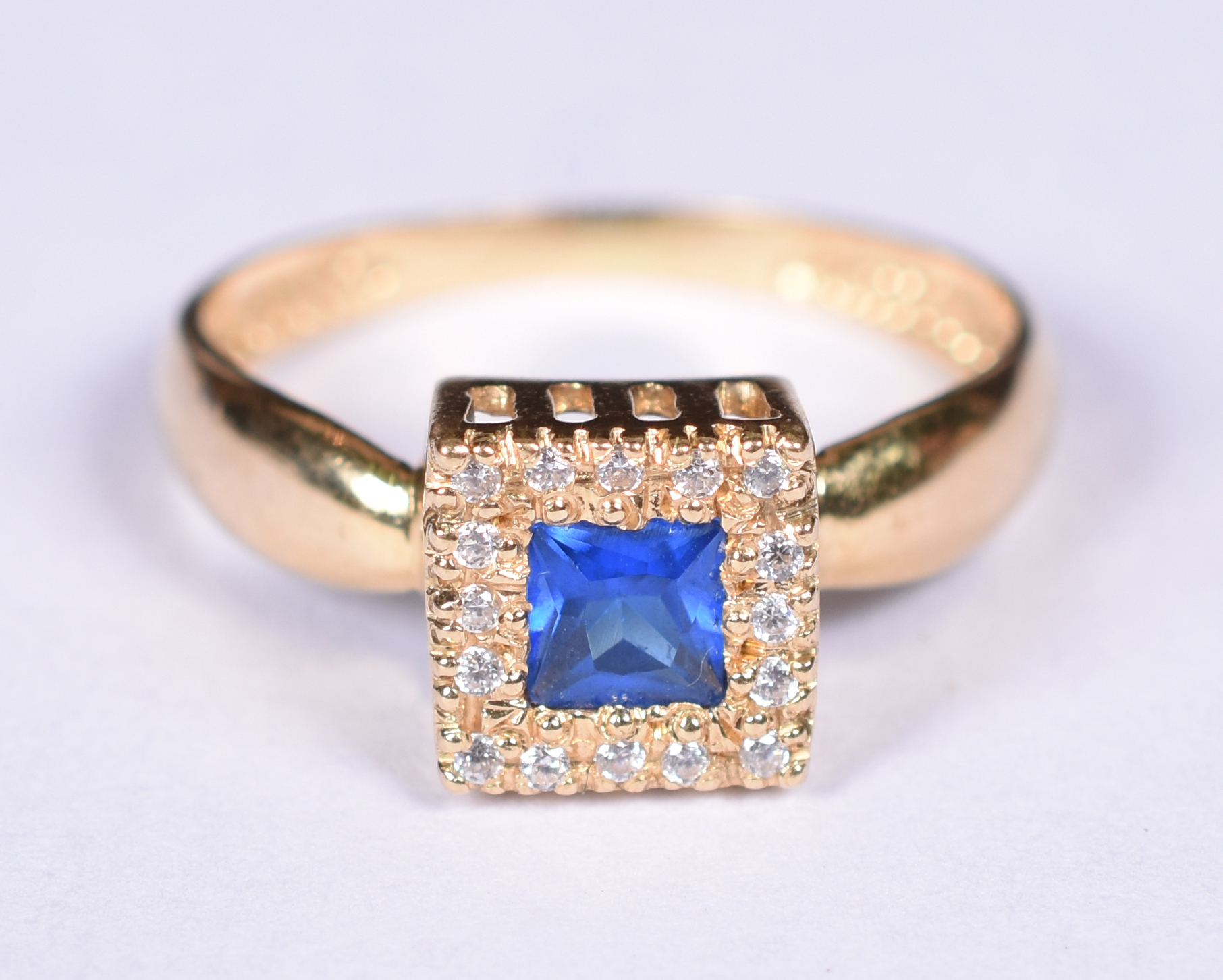 Anel de ouro amarelo 18 k, pedra azul e safiras brancas. Aro 17. (Por... - foto 1 de 4