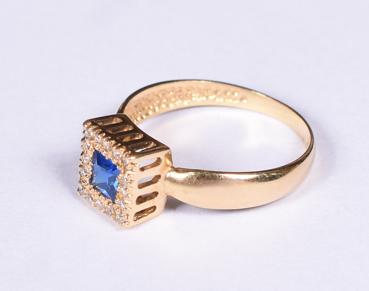 Anel de ouro amarelo 18 k, pedra azul e safiras brancas. Aro 17. (Por... - foto 2 de 4