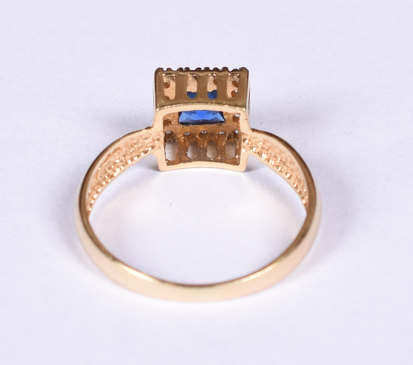 Anel de ouro amarelo 18 k, pedra azul e safiras brancas. Aro 17. (Por... - foto 3 de 4