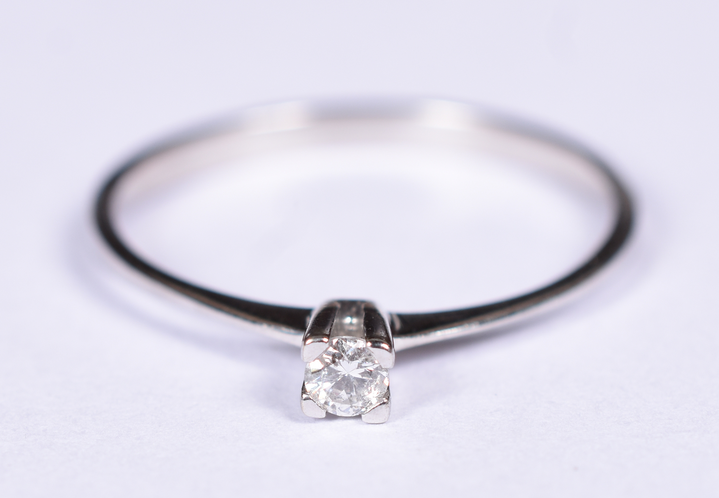 Anel solitário de ouro branco 18 k, 1 brilhante 0,10 ct. Aro 19. (Por... - foto 1 de 3