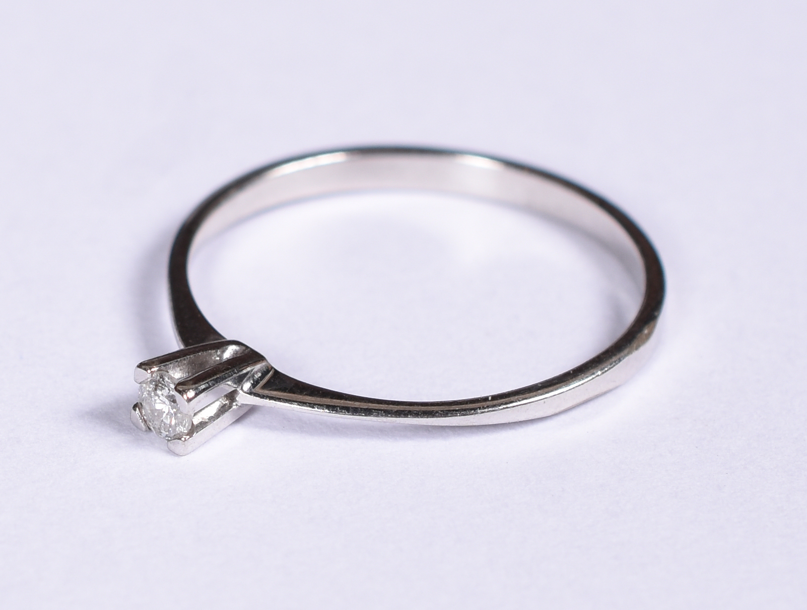 Anel solitário de ouro branco 18 k, 1 brilhante 0,10 ct. Aro 19. (Por... - foto 2 de 3