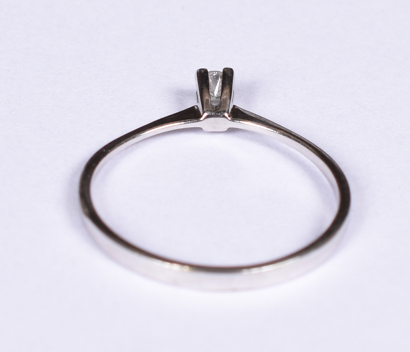 Anel solitário de ouro branco 18 k, 1 brilhante 0,10 ct. Aro 19. (Por... - foto 3 de 3