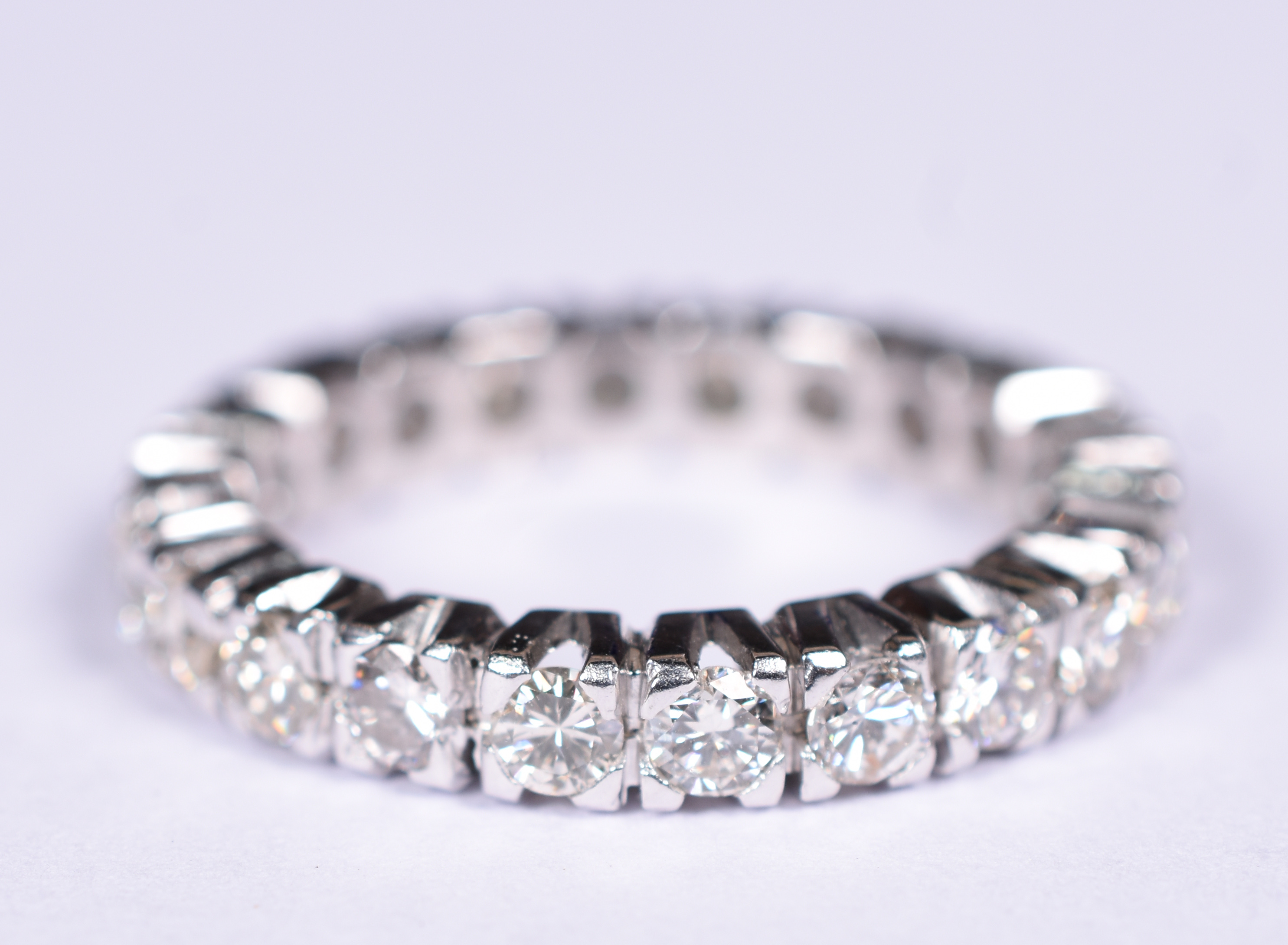 Aliança completa de ouro branco 18 k, 23 brilhantes de 0,10 ct cada... - foto 1 de 3