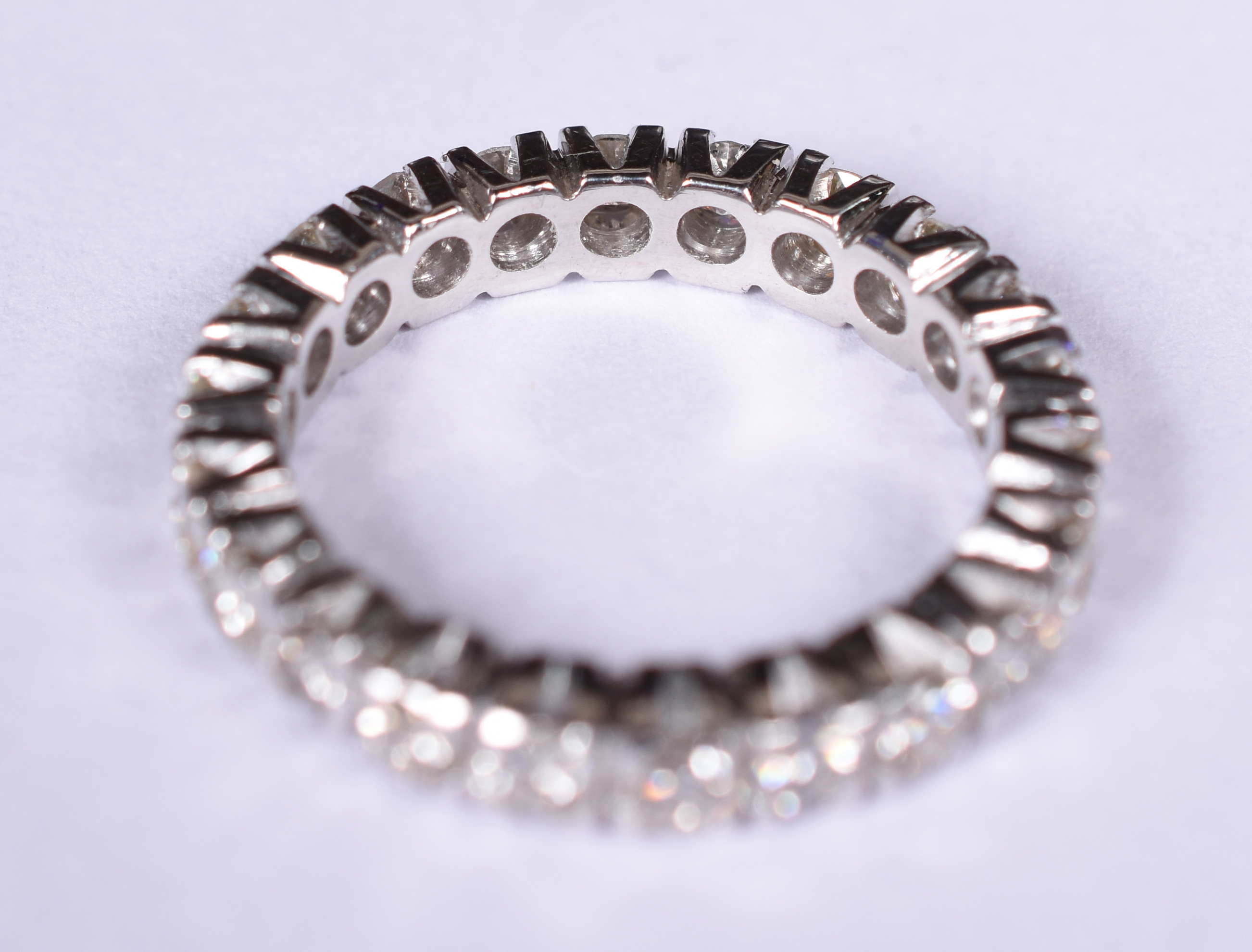 Aliança completa de ouro branco 18 k, 23 brilhantes de 0,10 ct cada... - foto 2 de 3