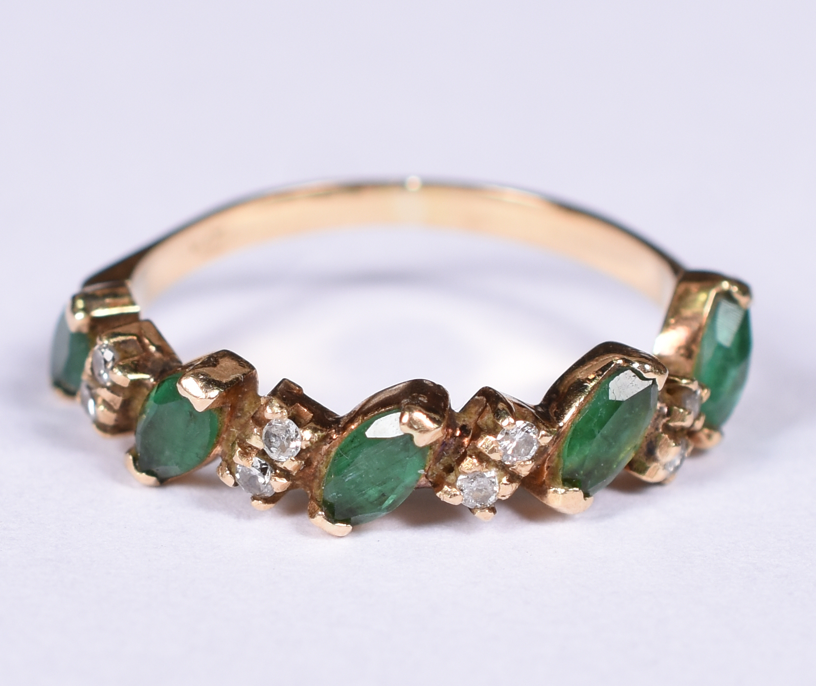 Anel de ouro amarelo 18 k, 8 brilhantes e 5 esmeraldas. Aro 14. (Por... - foto 1 de 3