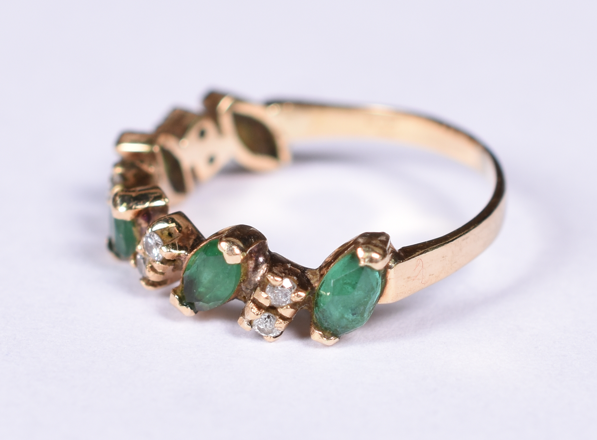 Anel de ouro amarelo 18 k, 8 brilhantes e 5 esmeraldas. Aro 14. (Por... - foto 2 de 3