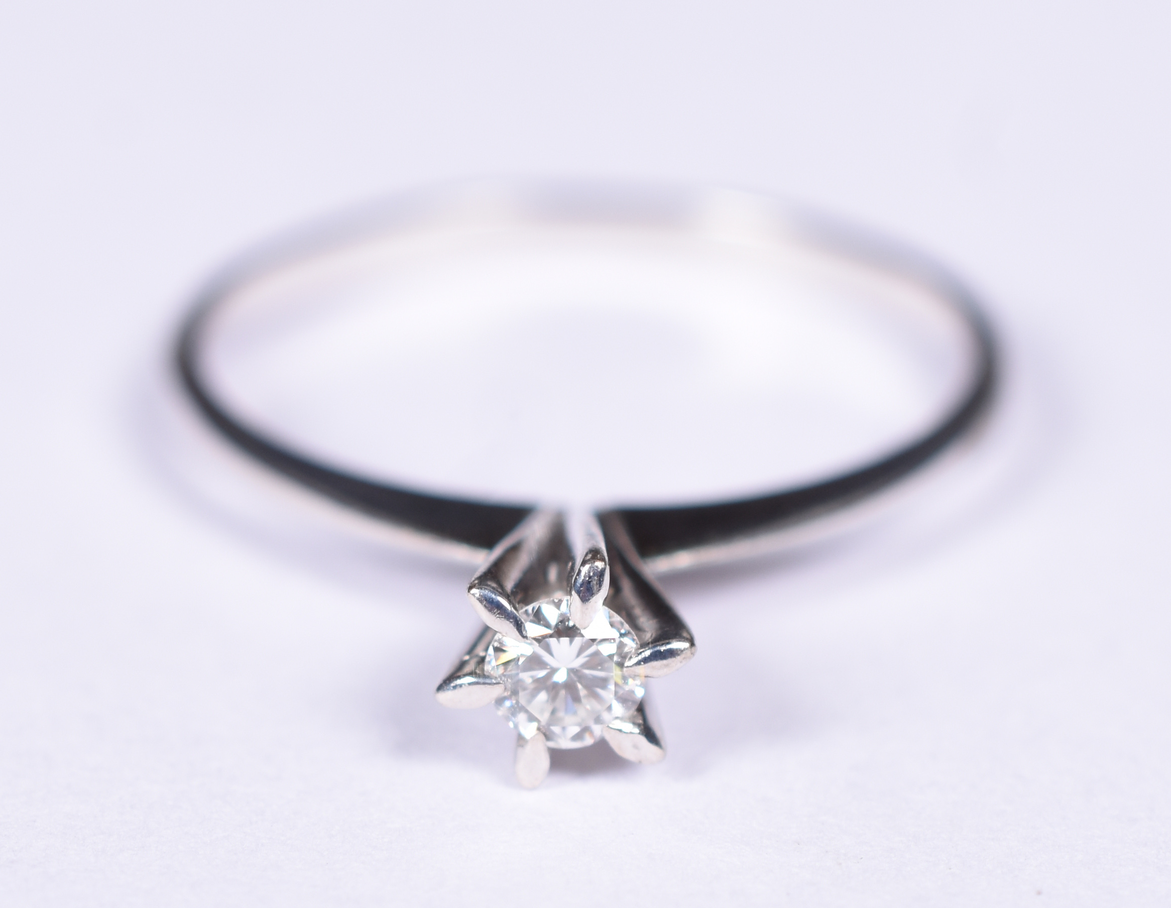 Anel solitário de ouro branco 18 k e 1 brilhante de 0,18 ct. Aro 19... - foto 1 de 3