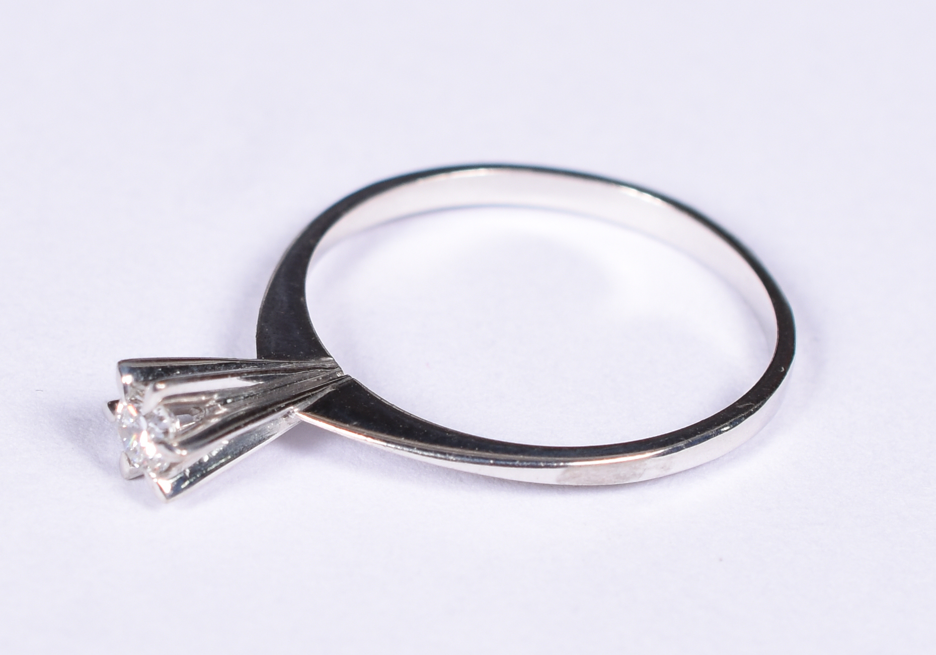 Anel solitário de ouro branco 18 k e 1 brilhante de 0,18 ct. Aro 19... - foto 2 de 3