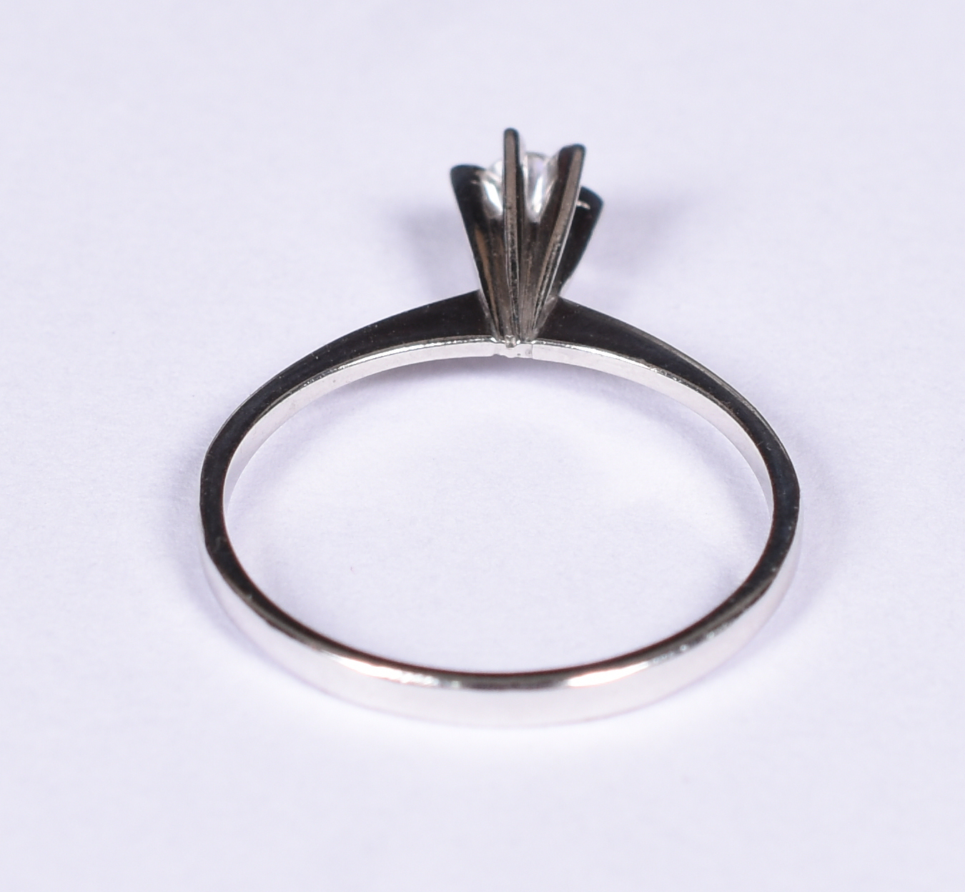 Anel solitário de ouro branco 18 k e 1 brilhante de 0,18 ct. Aro 19... - foto 3 de 3