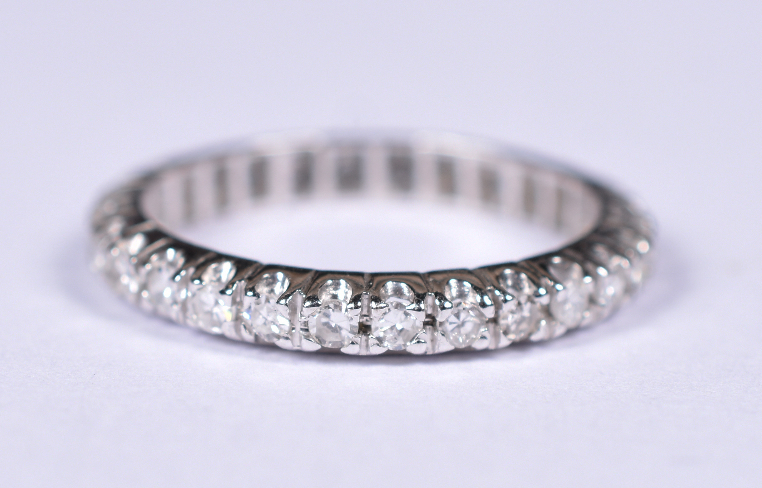 Aliança completa de ouro branco 18 k, com 25 brilhantes de 0,4 ct... - foto 1 de 3