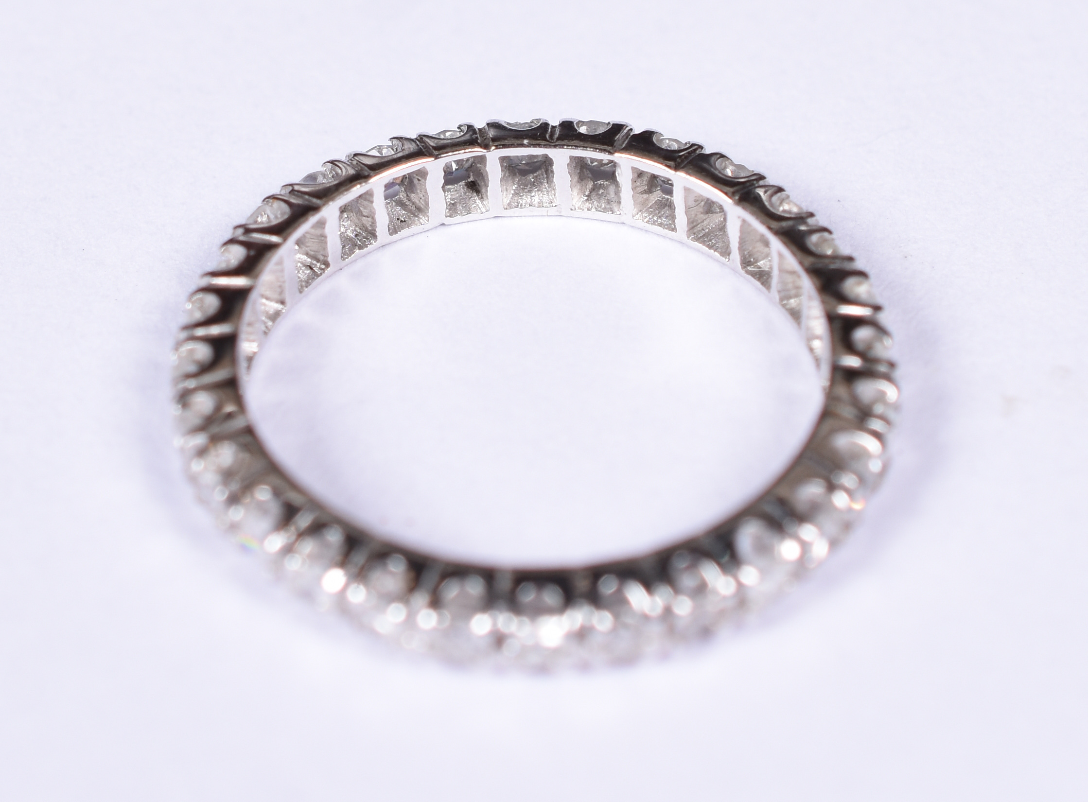 Aliança completa de ouro branco 18 k, com 25 brilhantes de 0,4 ct... - foto 2 de 3