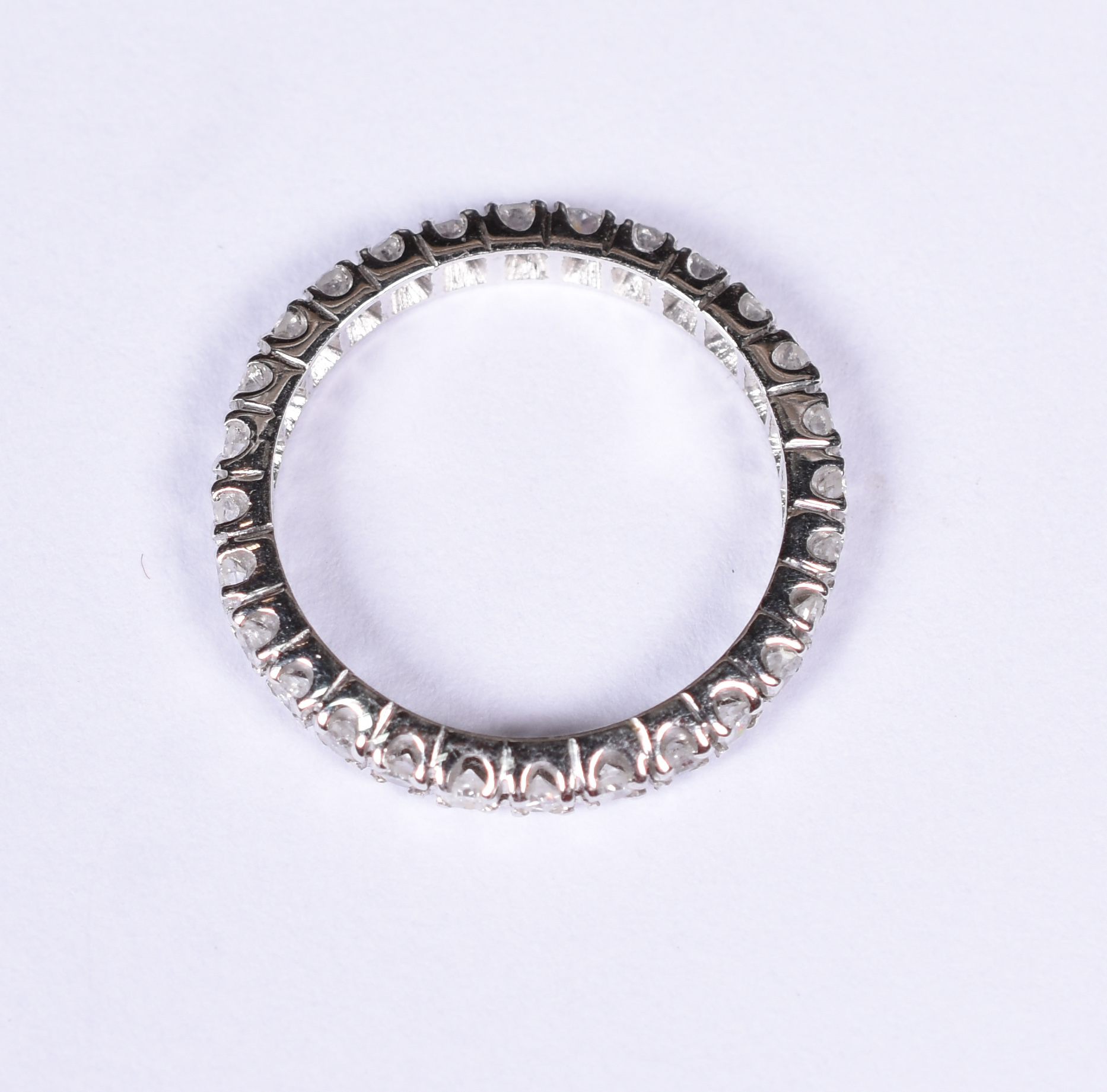 Aliança completa de ouro branco 18 k, com 25 brilhantes de 0,4 ct... - foto 3 de 3