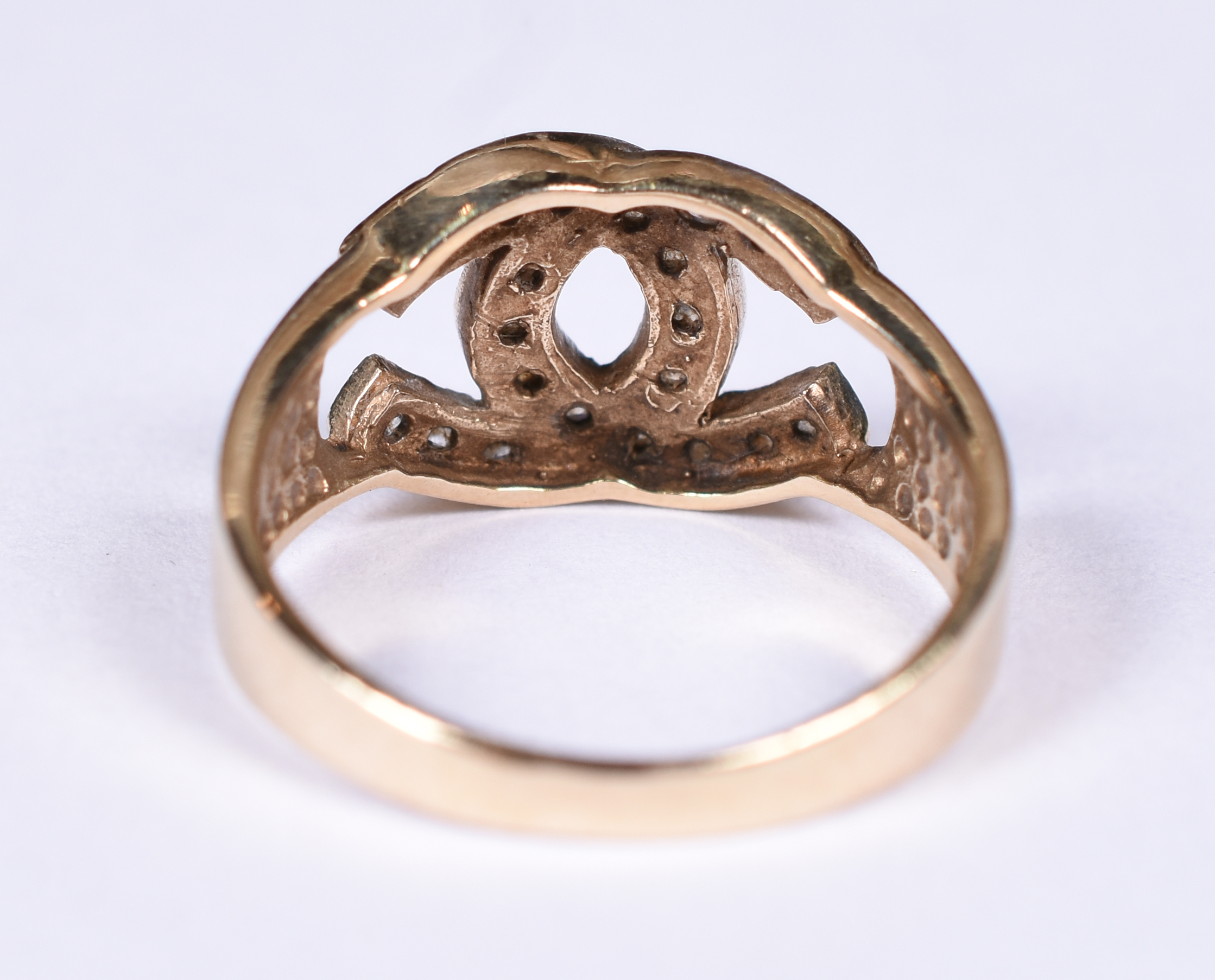 Anel de ouro amarelo 18 k, com safiras brancas Aro 18. (Por questão... - foto 4 de 4