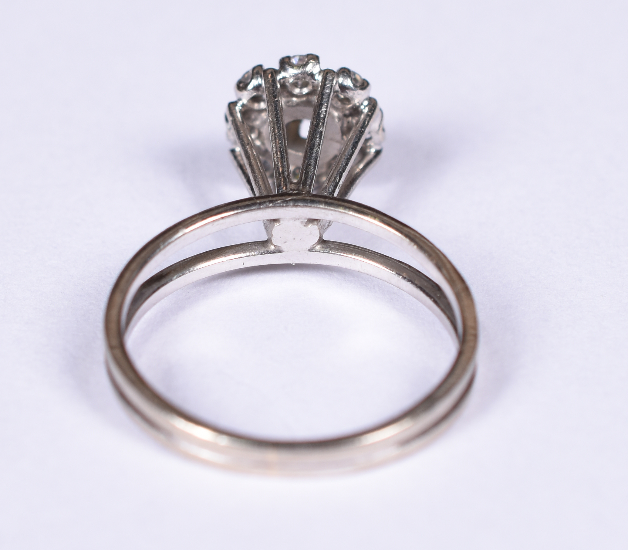 Anel de ouro branco 18 k tipo chuveiro, com 14 brilhantes. Aro 18... - foto 3 de 3