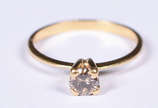 Solitário de ouro amarelo 18 k, 1 brilhante ros... - Solitário de ouro amarelo 18 k, 1 brilhante rosa de  0,25 ct. Aro 15. (Por questão de segurança a peça não se encontra na loja).